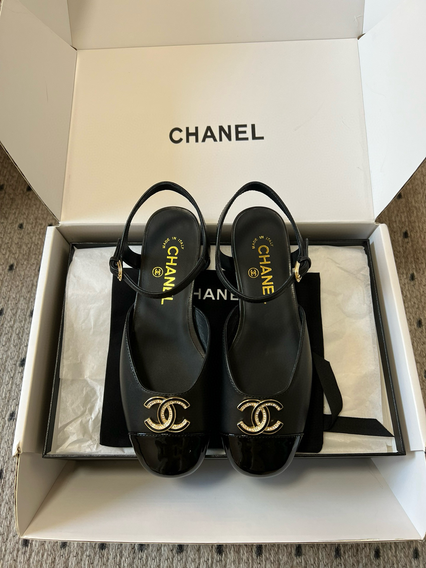 NO:265425,Purchase level Chane* Xiaoxiang 25ss Mary Zhen Xiaoxiang's beautiful Mary Zhen sandals are extremely sweet, beautiful and foul, round square head design, cute and cute rhinestone/pearl logo, super online appearance, it is a rich girl's visual feeling, I thought it looks good, I know how easy it is to wear it with my feet. Customized lambskin upper, footbed lambskin, inner sheepskin sole, Italian genuine leather sole, size 35/40 (40 custom made, no return or exchange), Mary Zhen, chanel, sandals, mary jane, sheepskin19860909代购级别 Chane* 小香25ss玛丽珍 小香家绝美玛丽珍凉鞋 甜度爆表 美到犯规 圆方头设计 呆萌可爱水钻/珍珠Logo 颜值超级在线 穿起来就是富家千金的即视感 本以为就是好看 上脚才更知道它有多好穿 鞋面定制小羊皮 垫脚羊皮里 内里羊皮里 鞋底意大利真皮底 码数35/40（40定做不退不换）,玛丽珍,chanel,sandals,mary jane,sheepskin,Women's Shoes