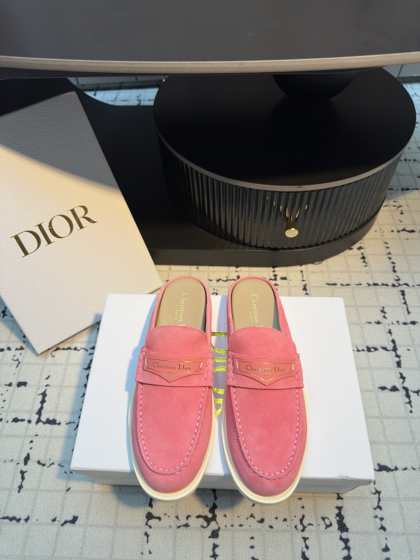 NO:263122,Dior | Dior 25 2025 early spring new product top version The counter is mainly new Miss Dior Street loafers hard goods on new purchase level!  Full of high-end feeling!  This is a popular model for bloggers at home and abroad. It is retro and fashionable and beautiful!  Official website main model★ Original custom jewel face with upper lining: imported sheepskin lining, original open mold rubber sole, high flat sole, size 35/41 (40.41 custom made without return or replacement), semi-torque, dior, dior, loafers, sheepskin19860909Dior | 迪奥 25 2025早春新品 顶级版本 专柜主打新款Miss Dior Street 乐福鞋硬货上新 代购级别！高级感十足！国内外博主刷爆的一款,复古又时髦 上脚美炸了！官网主推款★ 鞋面原版定制牛猄面  内里: 进口羊皮里 大底原版开模橡胶大底 跟高平底 码数35/41（40.41定做不退不换）,半拖,dior,dior,loafers,sheepskin,Women's Shoes