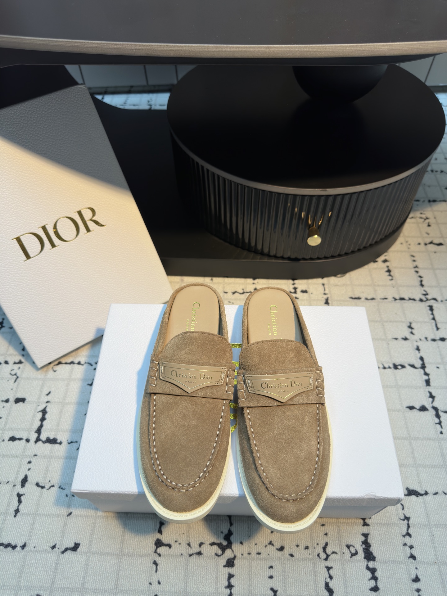NO:263120,Dior | Dior 25 2025 early spring new product top version The counter mainly features new Dior Boy Mules shoes and loafers hard products on the new BS purchasing level!  Full of high-end feeling!  This is a popular model for bloggers at home and abroad. It is retro and fashionable and beautiful!  Official website main model★ Original custom jewel face with upper lining: imported sheepskin lining, original open molded rubber sole, high flat sole, shoe size: 35/41 (40.41 custom made without return or replacement), semi-torque, dior, dior, loafers, sheepskin19860909Dior | 迪奥 25 2025早春新品 顶级版本 专柜主打新款Dior Boy穆勒鞋乐福鞋硬货上新 BS代购级别！高级感十足！国内外博主刷爆的一款,复古又时髦 上脚美炸了！官网主推款★ 鞋面原版定制牛猄面 内里: 进口羊皮里 大底原版开模橡胶大底 跟高平底 鞋码: 35/41（40.41定做不退不换）,半拖,dior,dior,loafers,sheepskin,Women's Shoes