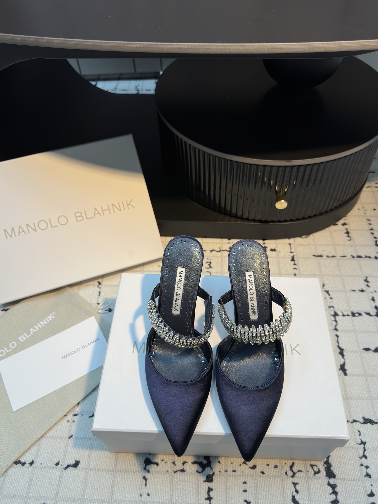 Manolo Blahnik’s Chevalier Water Drilling Heels: Summer 2025’s Precision Luxury Shoes - 图片 6