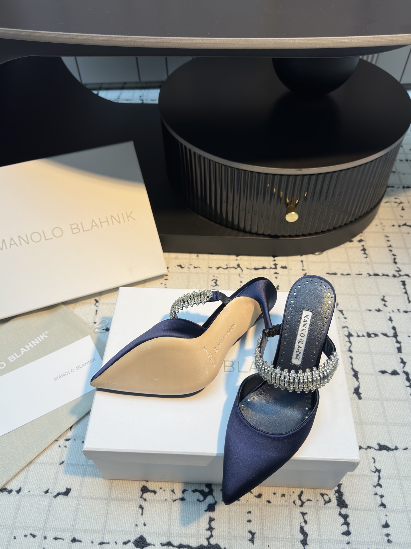 Manolo Blahnik’s Chevalier Water Drilling Heels: Summer 2025’s Precision Luxury Shoes - 图片 5