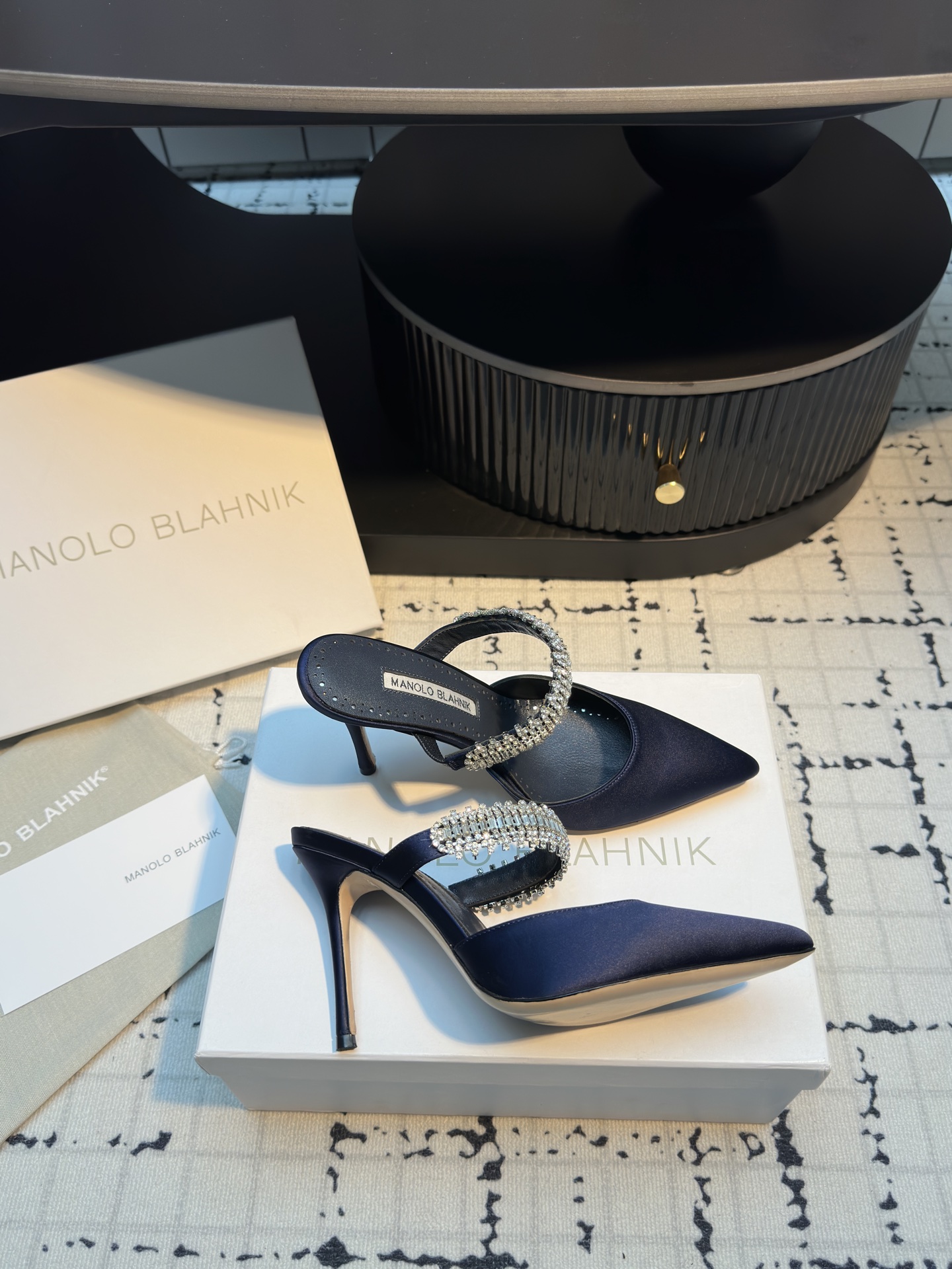 Manolo Blahnik’s Chevalier Water Drilling Heels: Summer 2025’s Precision Luxury Shoes - 图片 3
