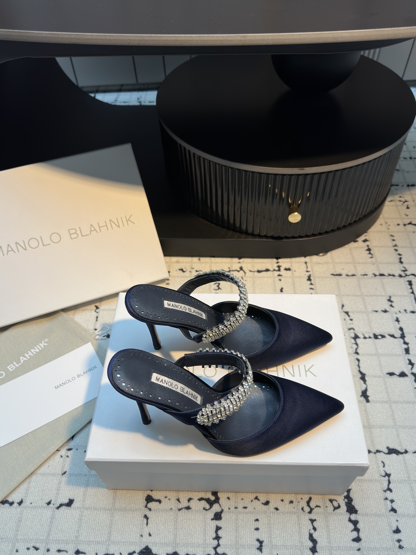 Manolo Blahnik’s Chevalier Water Drilling Heels: Summer 2025’s Precision Luxury Shoes - 图片 2