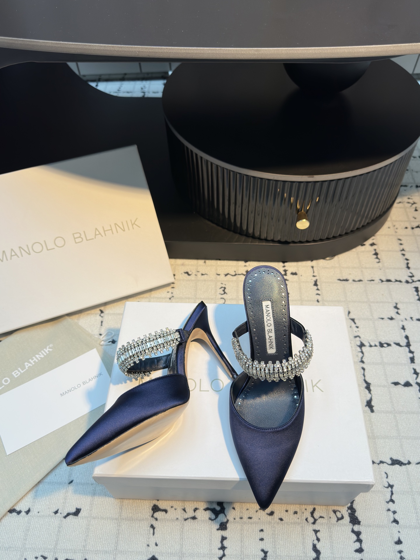 Manolo Blahnik’s Chevalier Water Drilling Heels: Summer 2025’s Precision Luxury Shoes - 图片 4