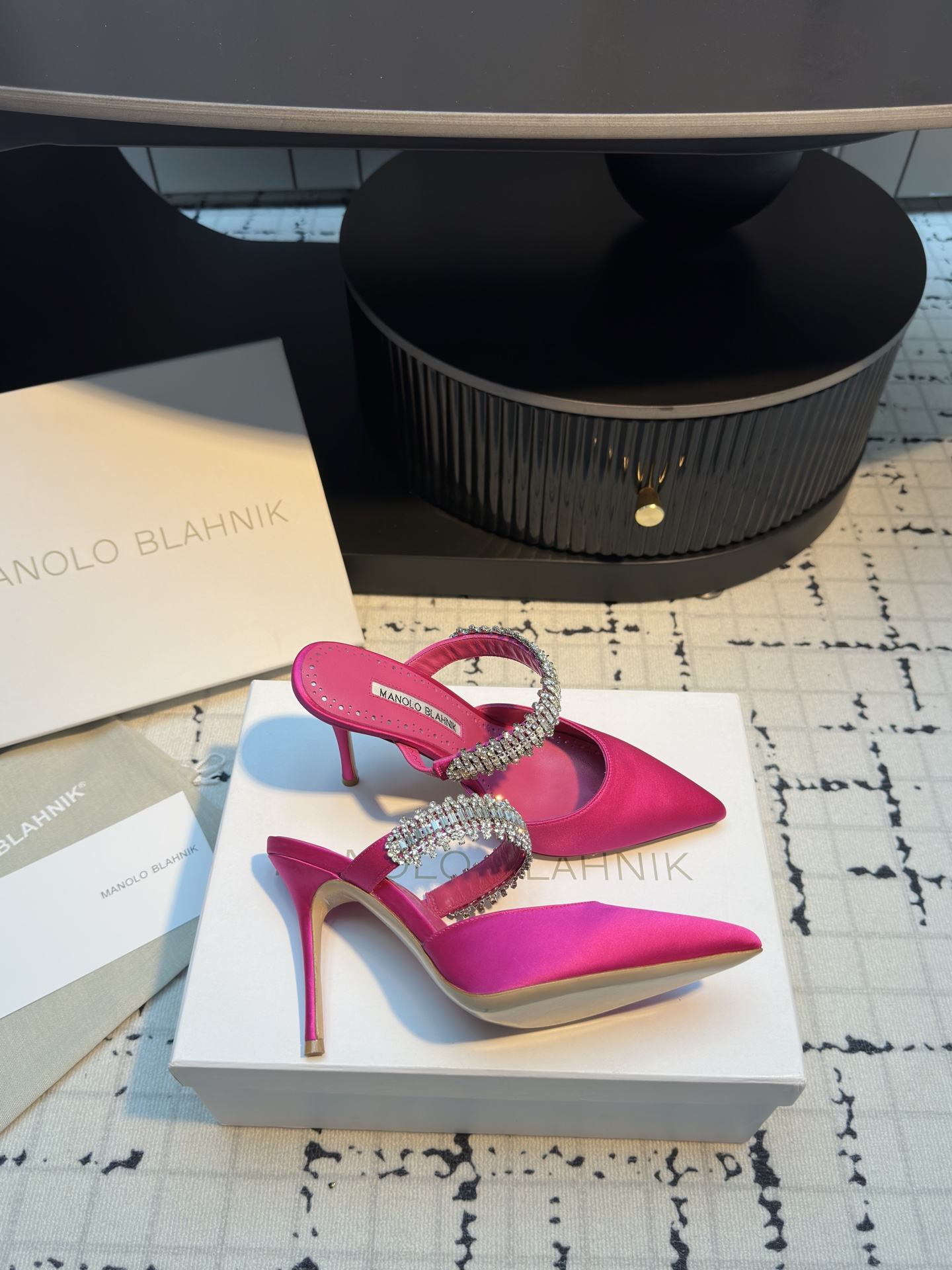 Manolo Blahnik Chevalier Water Drilling Heels: Summer 2025 Precision and Luxury. - 图片 4
