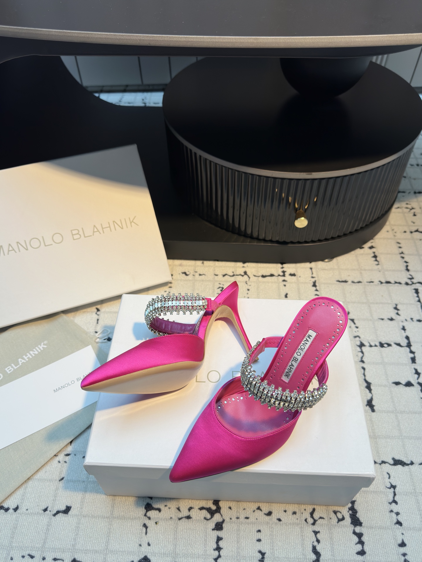 Manolo Blahnik Chevalier Water Drilling Heels: Summer 2025 Precision and Luxury. - 图片 5