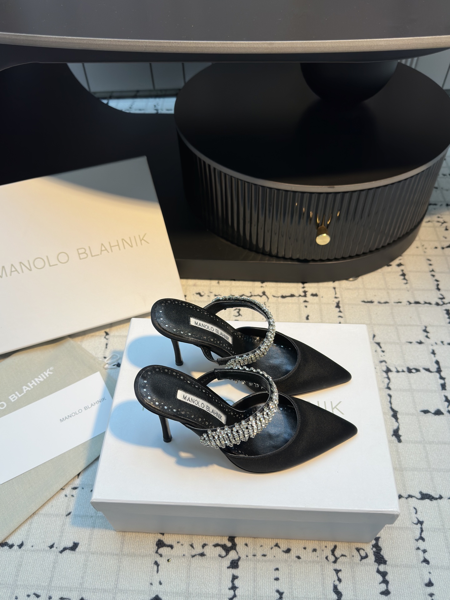 Manolo Blahnik’s Precision Chevalier Water Drilling Heels for Summer 2025 - 图片 3