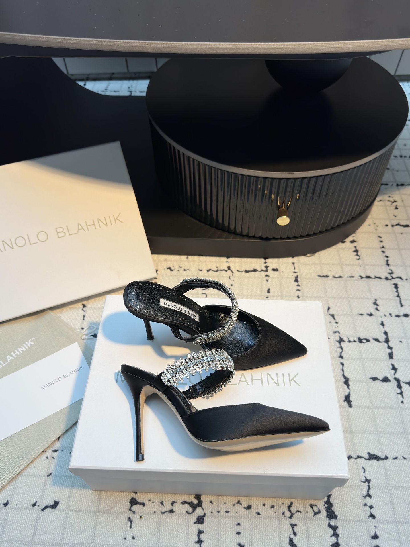 Manolo Blahnik’s Precision Chevalier Water Drilling Heels for Summer 2025 - 图片 4