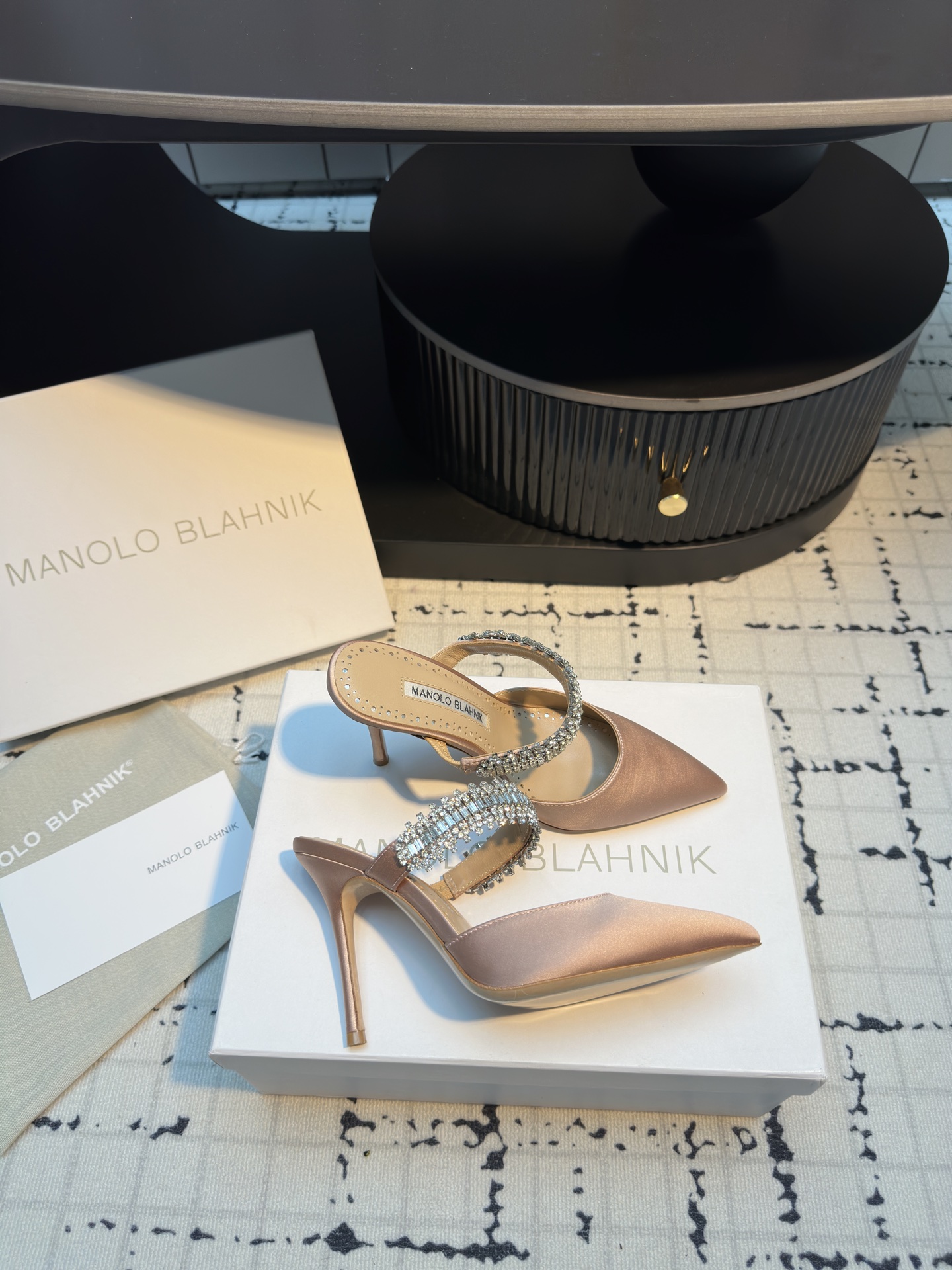 Manolo Blahnik’s Chevalier Water Drilling Heels: Precision, Quality, and Style for Summer 2025 - 图片 4