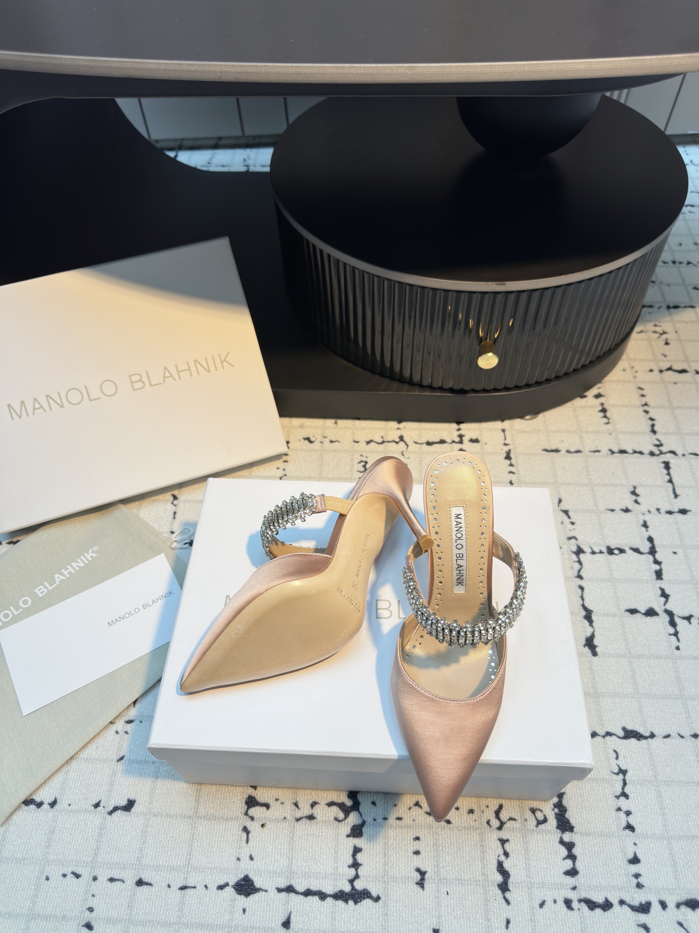 Manolo Blahnik’s Chevalier Water Drilling Heels: Precision, Quality, and Style for Summer 2025 - 图片 6