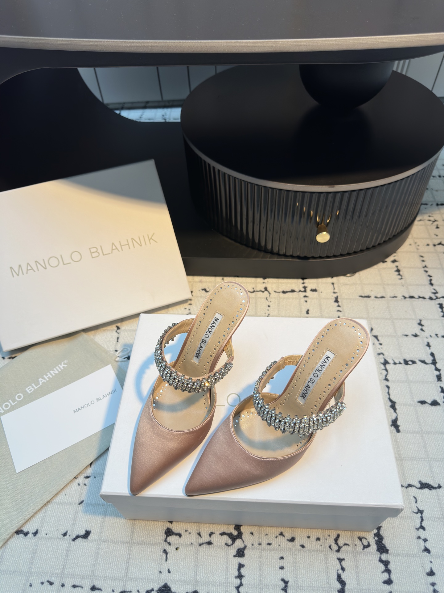 Manolo Blahnik’s Chevalier Water Drilling Heels: Precision, Quality, and Style for Summer 2025 - 图片 2
