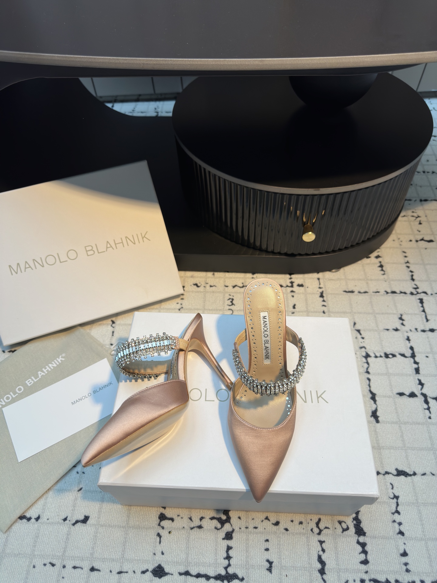 Manolo Blahnik’s Chevalier Water Drilling Heels: Precision, Quality, and Style for Summer 2025 - 图片 5
