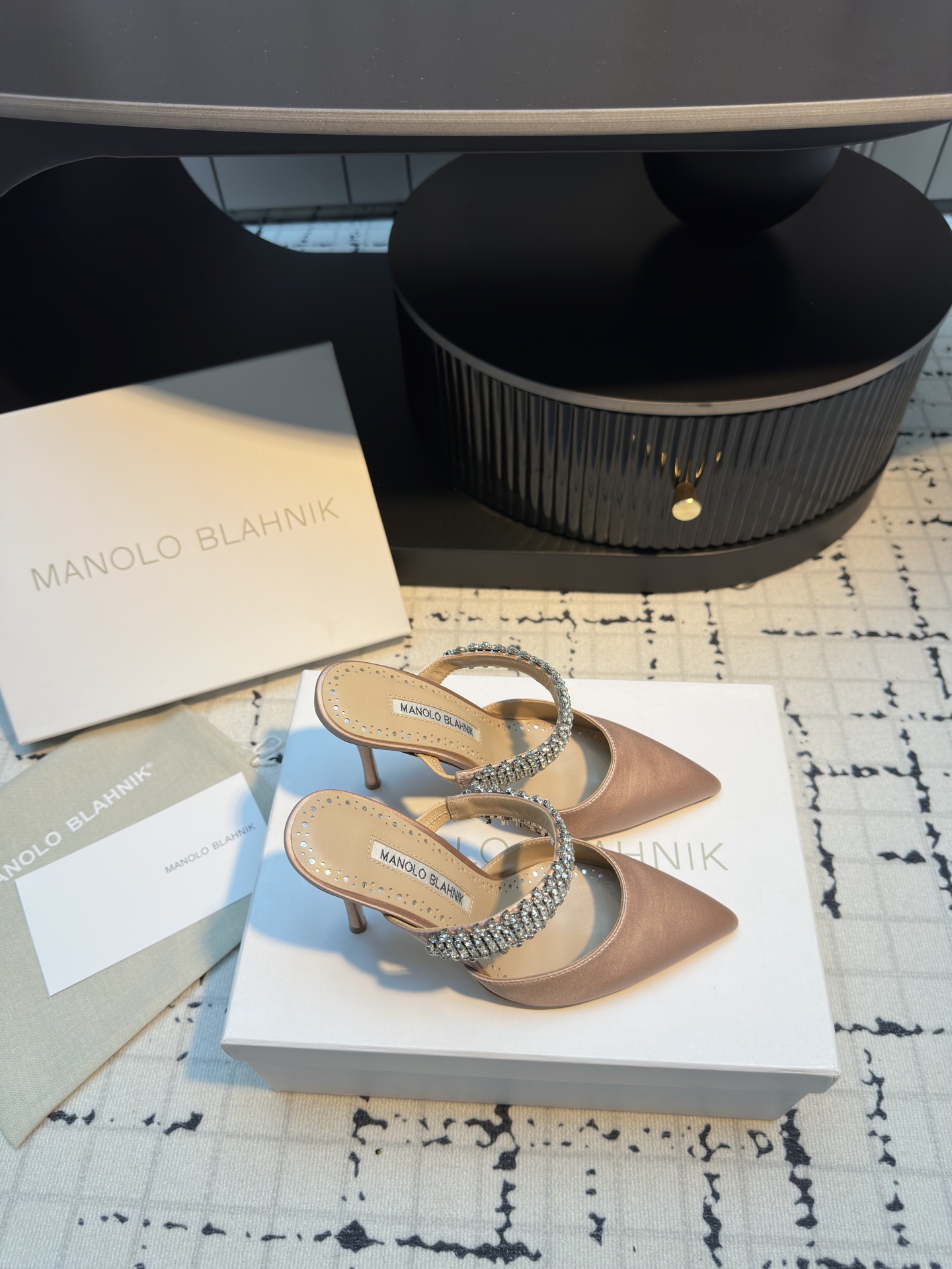 Manolo Blahnik’s Chevalier Water Drilling Heels: Precision, Quality, and Style for Summer 2025 - 图片 3