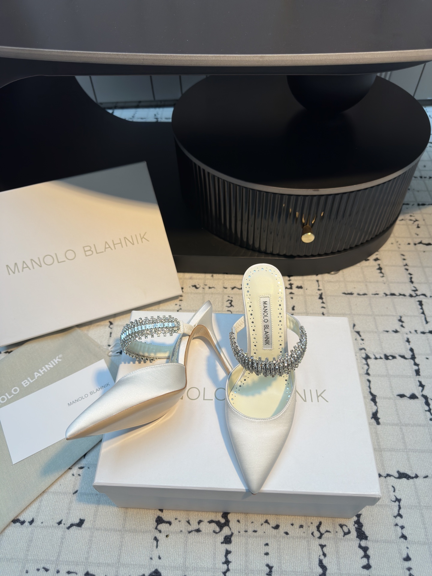 Manolo Blahnik’s Chevalier Water Drilling Heels: Summer 2025’s Precision Shoes! - 图片 6