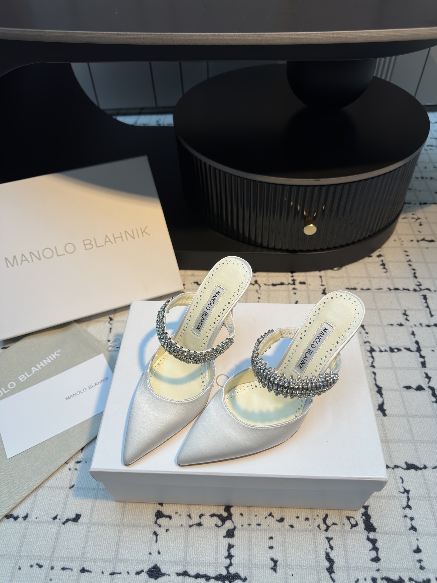 Manolo Blahnik’s Chevalier Water Drilling Heels: Summer 2025’s Precision Shoes! - 图片 2