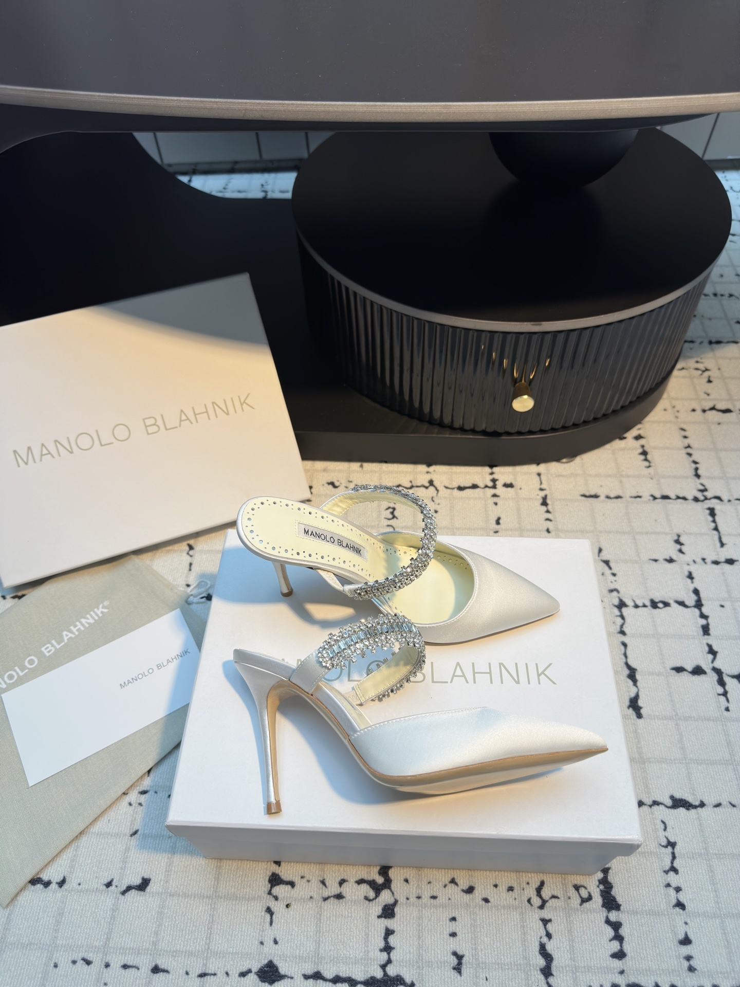 Manolo Blahnik’s Chevalier Water Drilling Heels: Summer 2025’s Precision Shoes! - 图片 5
