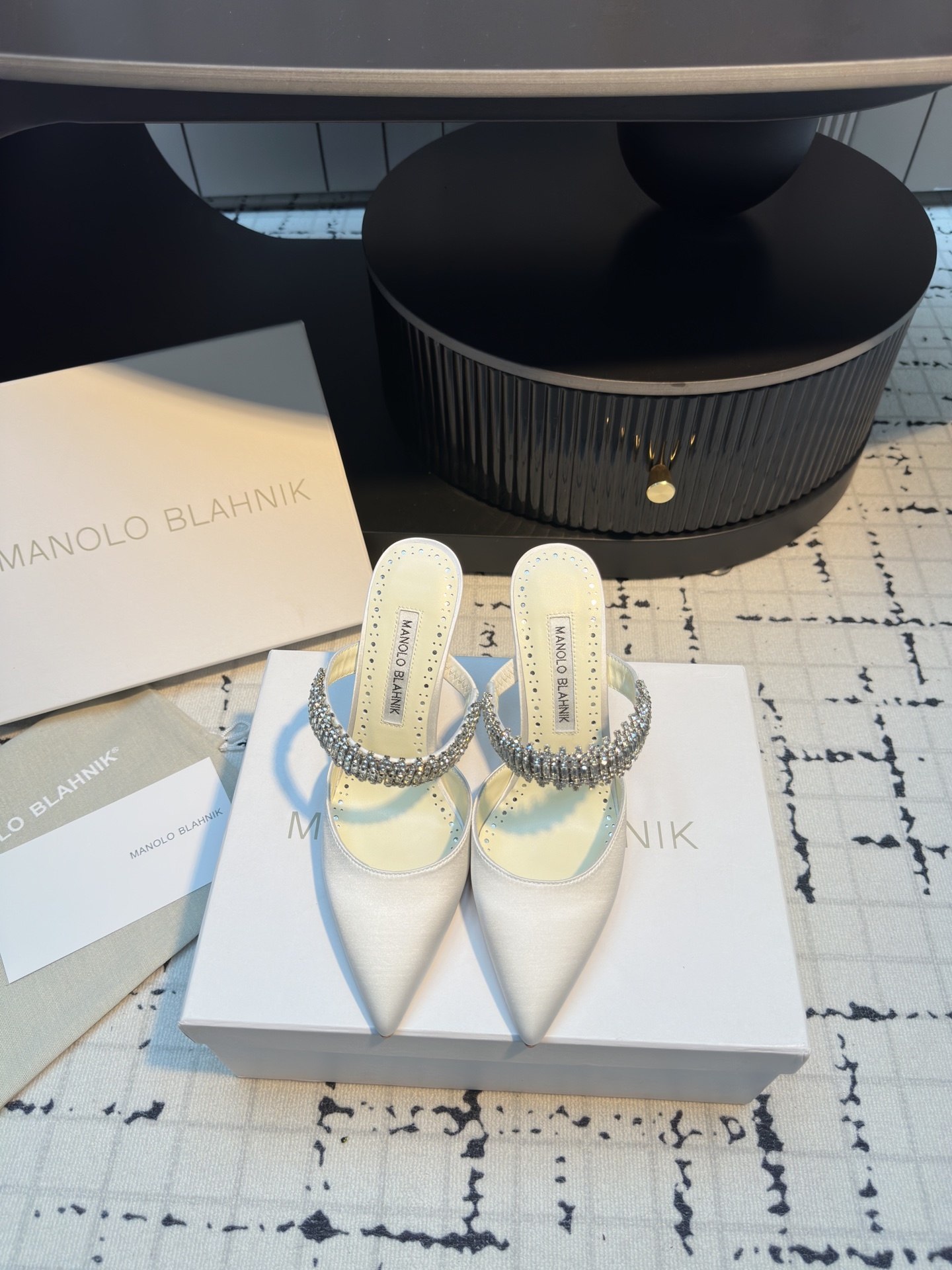 Manolo Blahnik’s Chevalier Water Drilling Heels: Summer 2025’s Precision Shoes! - 图片 8