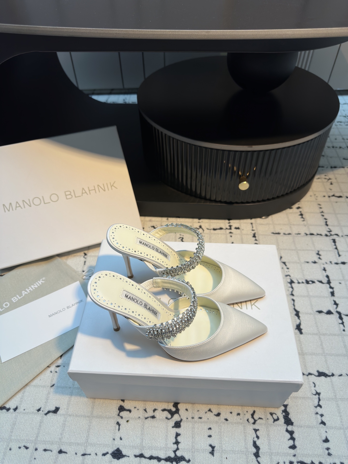 Manolo Blahnik’s Chevalier Water Drilling Heels: Summer 2025’s Precision Shoes! - 图片 4