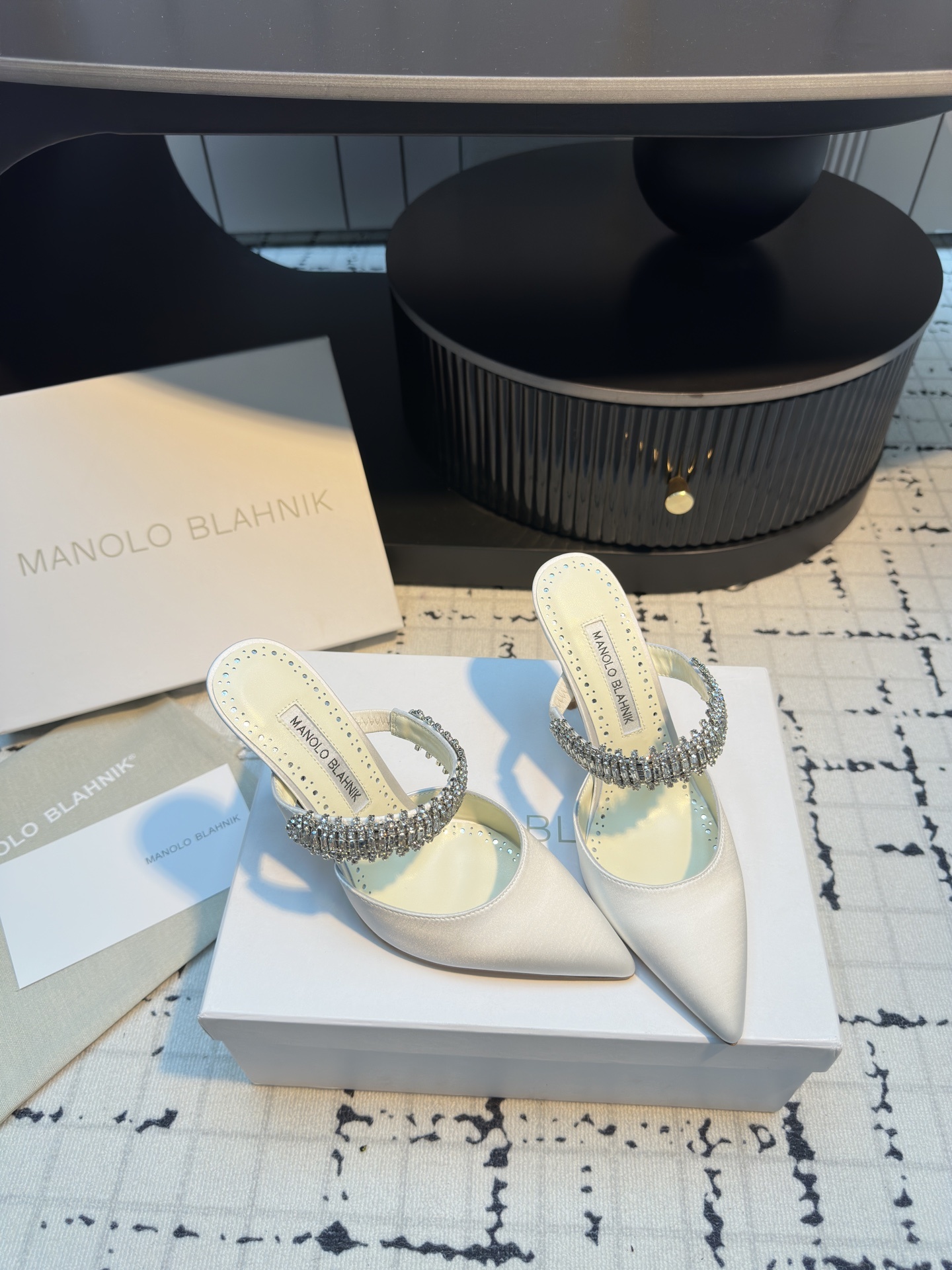 Manolo Blahnik’s Chevalier Water Drilling Heels: Summer 2025’s Precision Shoes! - 图片 3