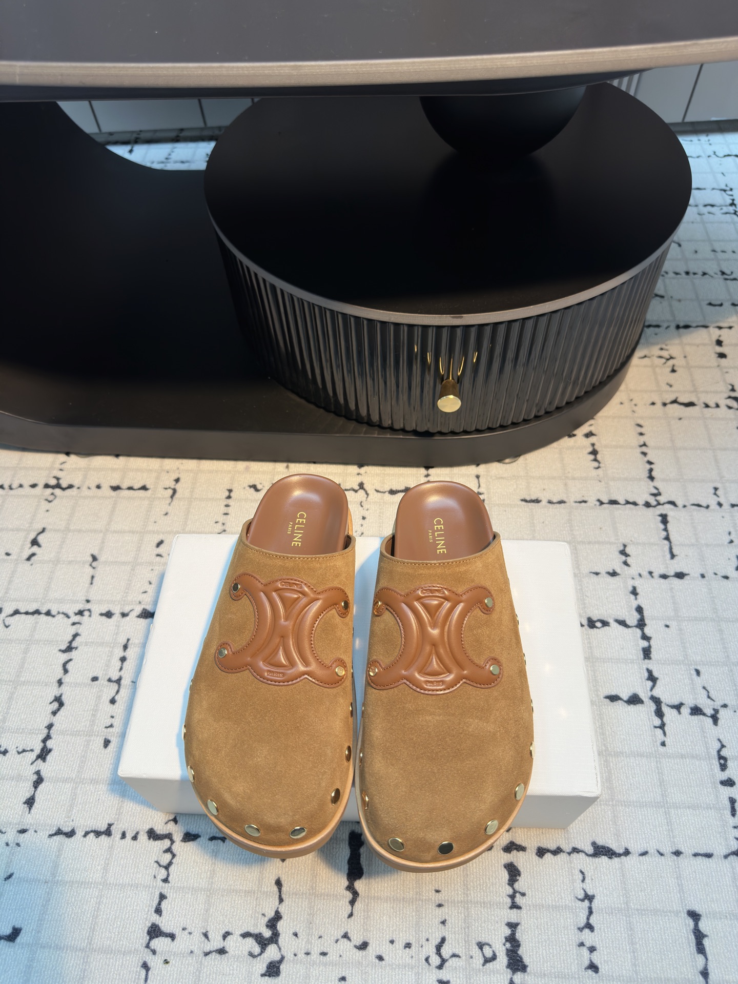 NO:262201,Purchase grade Celin* Arc de Triomphe 25ss Spring and summer new Birkenton Baotou Drag French brown, like the warm tone of the left bank cafe, classic and charming, easy to adapt to various summer looks. The texture of the fur is unique, worn at barefoot, delicate touch spreads from the soles of the feet, fashionable and comfortable. The simple shoe shape is smooth and elegant, and it is easy to wear at home and on the street, and it is easy to grasp the essence of French lazy. It is full of high-end feeling. Internet celebrity ins grass planting artifact, very retro style, full of aura, very novel, high-end and very comfortable. The imprinted celine logo shows the brand charm. The original imported suede fabric is imported from the bottom, the original ultra-light foamed sole size 35/40 (40 custom made without return or exchange), semi-drag, celine, celine, chamois leather19860909代购级 Celin* 赛琳 凯旋门 25ss 春夏新款 勃肯 包头拖 法式咖色,像是左岸咖啡馆的暖调,经典又迷人,轻松适配各种夏日look.翻毛皮质感独特,光脚穿,细腻触感从脚底蔓延,时髦 又惬意. 简约鞋型流畅优雅,不经意间修饰脚型.宅家、出街都好穿,轻松拿捏法式慵懒精髓. 高级感十足 网红ins种草神器、非常复古风、气场十足单品、设计风格非常新颖、高档且非常舒适.压印celine标志彰显品牌魅力 面料原版进口麂皮 大底原版超轻发泡大底 码数35/40（40定做不退不换）,半拖,celine,celine,chamois leather,Women's Shoes