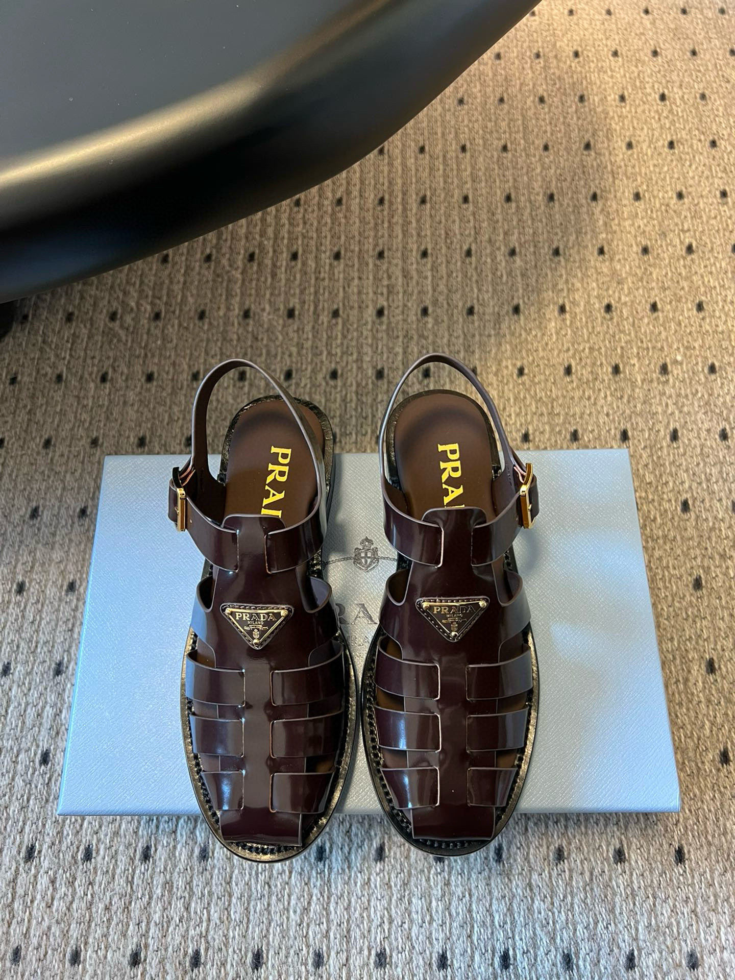 NO:265420,Prad* 25ss Roman braided leather sandals prad* Prada 25ss Roman braided sandals!  Retro, fashionable and avant-garde wheel teeth make the whole pair of shoes light and comfortable. Roman design meets the choice of fashionable people in different styles! The iconic metal triangle logo is matched with the ancient beach sandals, and each element is on the fashionable point! The upper is beaded with beaded cowhide inner sheepskin outsole size 35/42 (40.41.42 custom made without return or replacement), sandals, prada, prada, sandals, cowhide, sheepskin19860909Prad* 25ss罗马编织皮凉鞋 prad*普拉达 25ss罗马编织凉鞋！复古时髦前卫的轮齿 让整双鞋轻便舒适 罗马的设计,满足不同风格时髦人士的多种选择!标志性金属三角标搭配古沙滩凉鞋造型,每一个 元素都踩在时髦点上! 鞋面开边珠牛皮 内里羊皮 大底橡胶大底 码数35/42（40.41.42定做不退不换）,凉鞋,prada,prada,sandals,cowhide,sheepskin,Women's Shoes