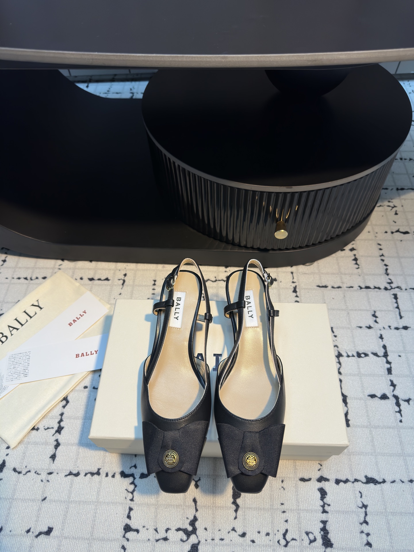 NO:263174,BALLA25S spring and summer new style, bow sandals series have novel and unique styles!  It adopts a square butterfly machine design and paired with a small square head!  With Bally exclusive franc buttons, highlighting the brand logo!  The shoes are made of cowhide uppers that are durable and wear-resistant!  Super beautiful, the whole series looks good and versatile!  Sandals and sandals single shoes are all available online Material cowhide, inner li sheep, outsole imported from Italy, size 35/40 (40 custom made, no return or replacement), sandals, sandals, cowhide, Leather soles19860909BALLA25S春夏新款 蝴蝶结凉鞋系列款式新颖别致！ 采用方形蝴蝶机设计,搭配小方头！配以bally专属法郎扣子 突出品牌标志！鞋子采用牛皮鞋面耐看有耐磨！超级好看 一整个系列上脚好看又百搭！凉鞋凉拖单鞋款式全部齐全上线 材质牛皮 内里羊里 大底意大利进口真皮大底 码数35/40（40定做不退不换）,凉鞋,sandals,cowhide,Leather soles,Women's Shoes