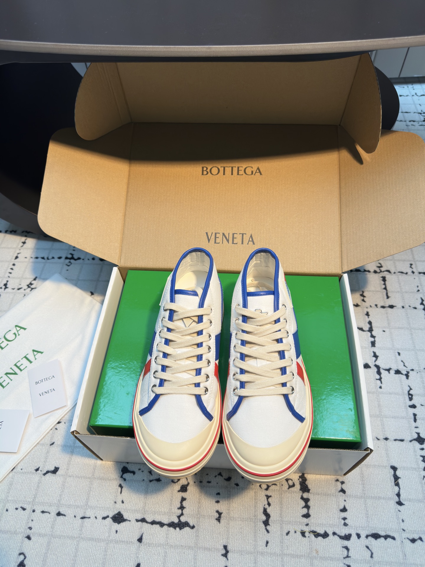 NO:241666,BOTTEG* VENETA BV25ss The new retro Eliot sneakers are now on the market! BV's new Eliot is inspired by retro basketball shoes, and the childlike colors are youthful and energetic! The same style for men and women, you can wear them as lovers' shoes. The whole shoe is breathable and comfortable, the canvas upper is lightweight, and the upper is spliced ​​with soft and luxurious sheepskin inlay. The red line on each shoe is hand-painted, which is more tasteful and attitude! Size 35/40 (40 custom made without return or replacement), casual shoes/sports shoes, bottega veneta, bottega veneta, bottega veneta, sneakers, sheepskin19860909BOTTEG* VENETA BV25ss 新款复古Eliot运动鞋上市即封神! BV全新的 Eliot 以复古篮球鞋为设计灵感,童趣 的色彩焕发青春活力!男女同款,可以做情侣鞋穿着哦 整个鞋子透气舒适,帆布鞋面自重轻盈,鞋帮 拼接处以柔软奢华的羊皮镶嵌包裹 每只鞋边的红线均为手工绘画,更具品味与态度喔! 码数35/40（40定做不退不换）,休闲鞋/运动鞋,bottega veneta,bottega veneta,sneakers,sheepskin,Women's Shoes