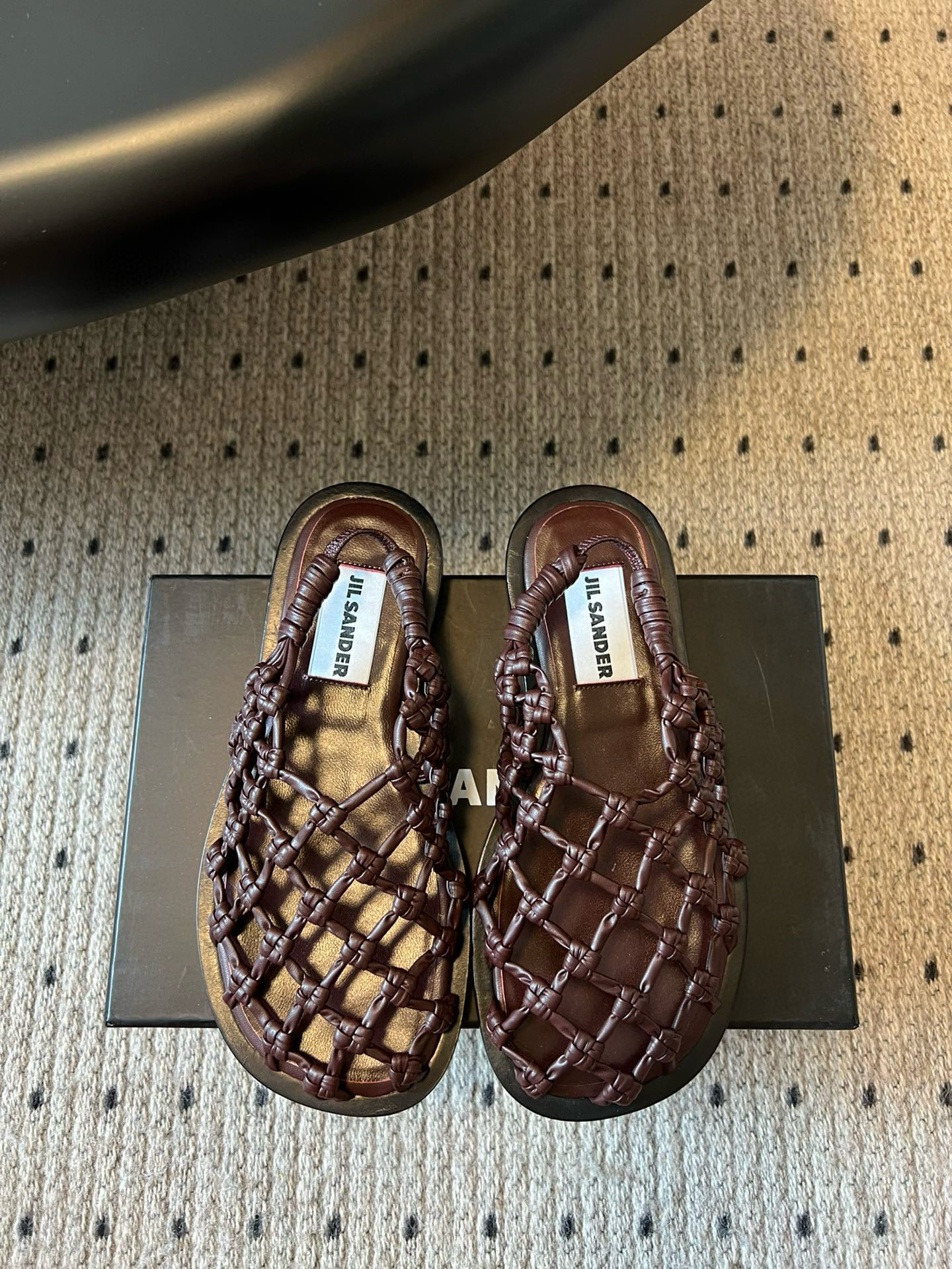 NO:263168,Jil Sander 25ss counter spring and summer new fishing net woven hollow sandals. The very novel design makes people shine!  The summer atmosphere is full of rendering!  The upper is woven from super soft and tough cowhide, and uses the technique of weaving nets and fishing nets. It feels very suitable for traveling by the beach!  Simple and fashionable style combinations are excellent!  !  Material cowhide, inner li, sheep, outsole, genuine leather, size 35/40 (40 custom made, no return or replacement), sandals, jil sander, sandals, cowhide, Leather soles19860909Jil Sander 25ss专柜春夏新款渔网编织镂空凉鞋 非常新颖的设计,让人眼前一亮！夏日氛围感渲染十足！鞋面采用超级软且坚韧的牛皮编织而成,采用织网鱼网的技法,感觉非常适合去海边游玩穿！简约时髦风格搭配都是绝佳！！ 材质牛皮 内里羊里 大底真皮大底 码数35/40（40定做不退不换）,凉鞋,jil sander,sandals,cowhide,Leather soles,Women's Shoes