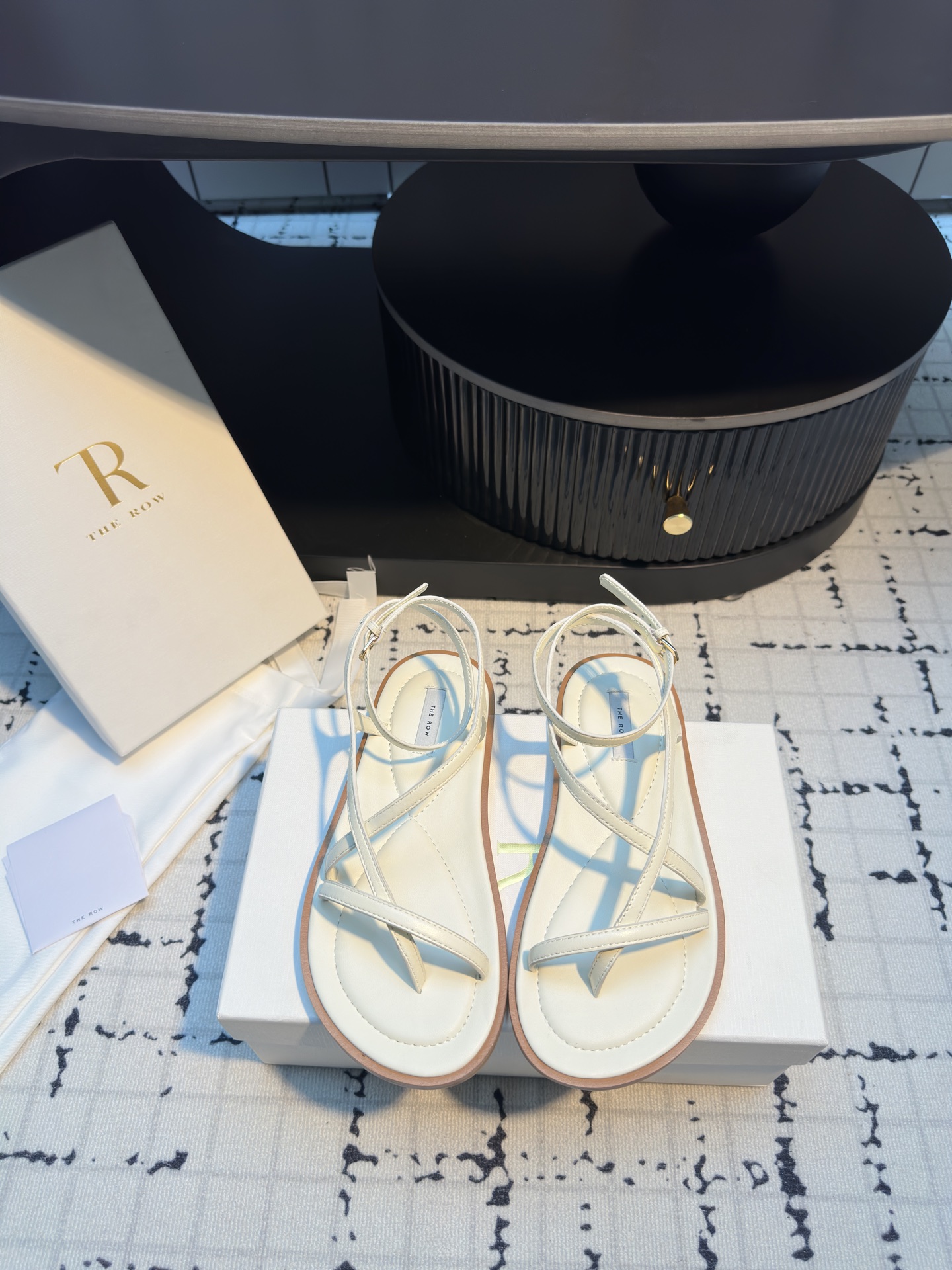 NO:241684,The Row 25ss Beach Sandals The first time I saw this shoe made people feel very simple and inconspicuous. In fact, it looks very good on the feet, mainly easy to wear. The whole shoe is very soft and not grinding. The foot feels very good and soft. Fabric: imported cowhide. Inner: footbed and bed full sheepskin. Outsole Italian leather soles. Size 35/41 (40.41 custom made without return or replacement), split-toe shoes, sandals, cowhide, sheepskin, Leather soles19860909The Row 25ss 沙滩 凉鞋第一眼看到这个鞋子给人感觉很简单不起眼 其实上脚很好看,主要也好穿,整个鞋子非常柔软不磨脚 脚感非常好,软绵绵的 面料:进口牛皮 内里:垫脚脚床全羊皮 大底意大利真皮大底 码数35/41（40.41定做不退不换）,分趾鞋,sandals,cowhide,sheepskin,Leather soles,Women's Shoes