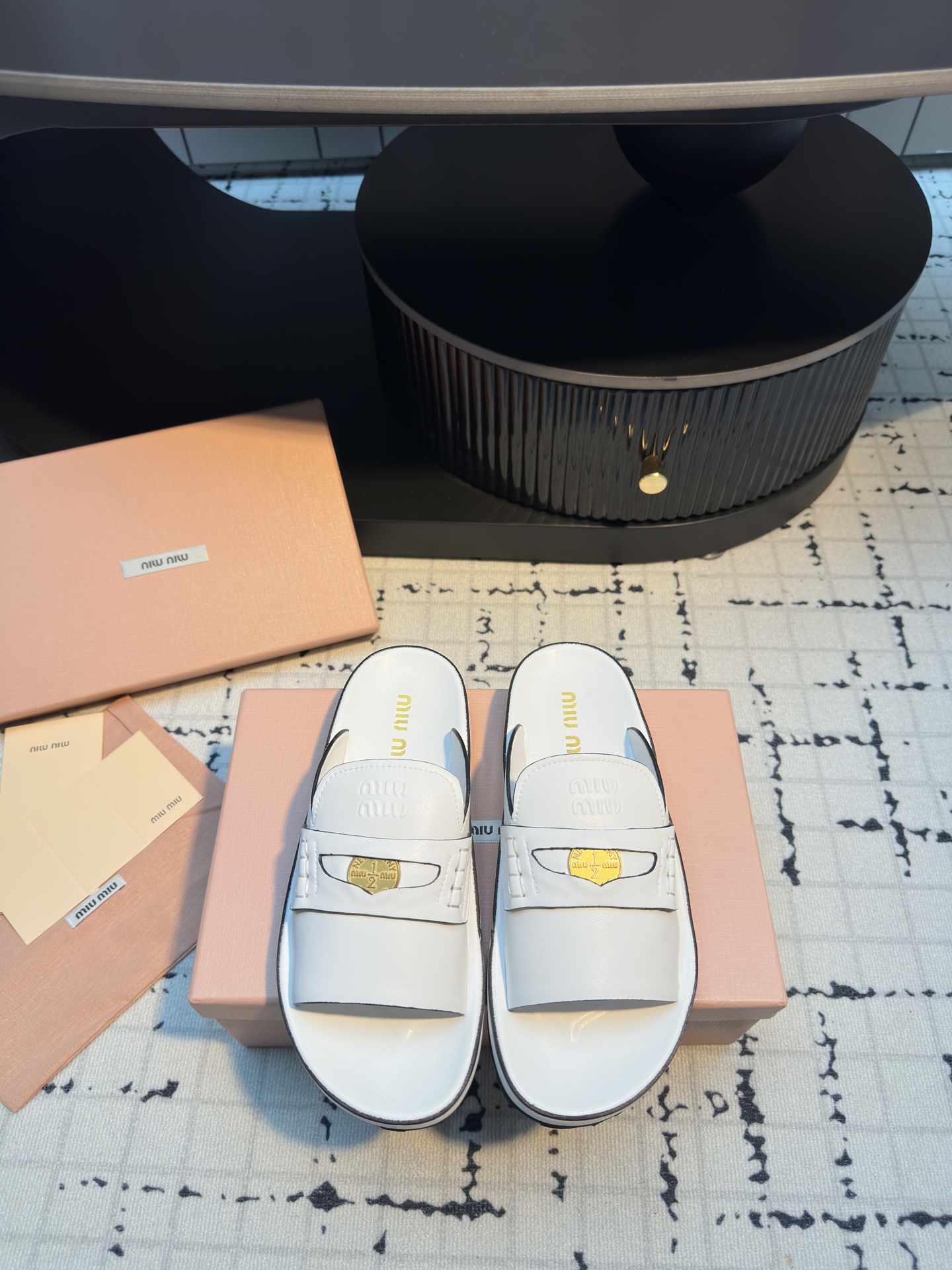 NO:241661,Miu Mi* 25ss Spring and summer new style Gold Coin Beach Slippers Nowadays Miu is more fragrant, but Miu's home is more delicate, rubber sole is more practical, three-dimensional effect. Metal letter micro marks are rich in contrasting color effect, sheepskin milk is super soft and glutinous, Velcro design is easy to put on and take off, can be adjusted according to the foot shape, thick sole waterproof and height-enhancing machine Customized upper/foot pad imported lambskin soft and skin-friendly, outsole exclusive mold opening and non-slip sole Size 35/40 (40 custom made without return or replacement), slippers, miumiu, slippers, sheepskin19860909Miu Mi* 25ss 春夏新款 金币沙滩拖鞋 现在的miu怎么也香里香气的了,但是miu家的更秀气,橡胶大底更实用,三维立体效果 金属字母微标富有撞色效果,羊皮奶呼呼超级软糯,魔术贴设计方便穿脱,可根据脚型调节,厚底防水增高小心机 鞋面/垫脚定制进口小羊皮柔软亲肤 大底独家开模防滑大底 码数35/40（40定做不退不换）,拖鞋,miumiu,slippers,sheepskin,Women's Shoes