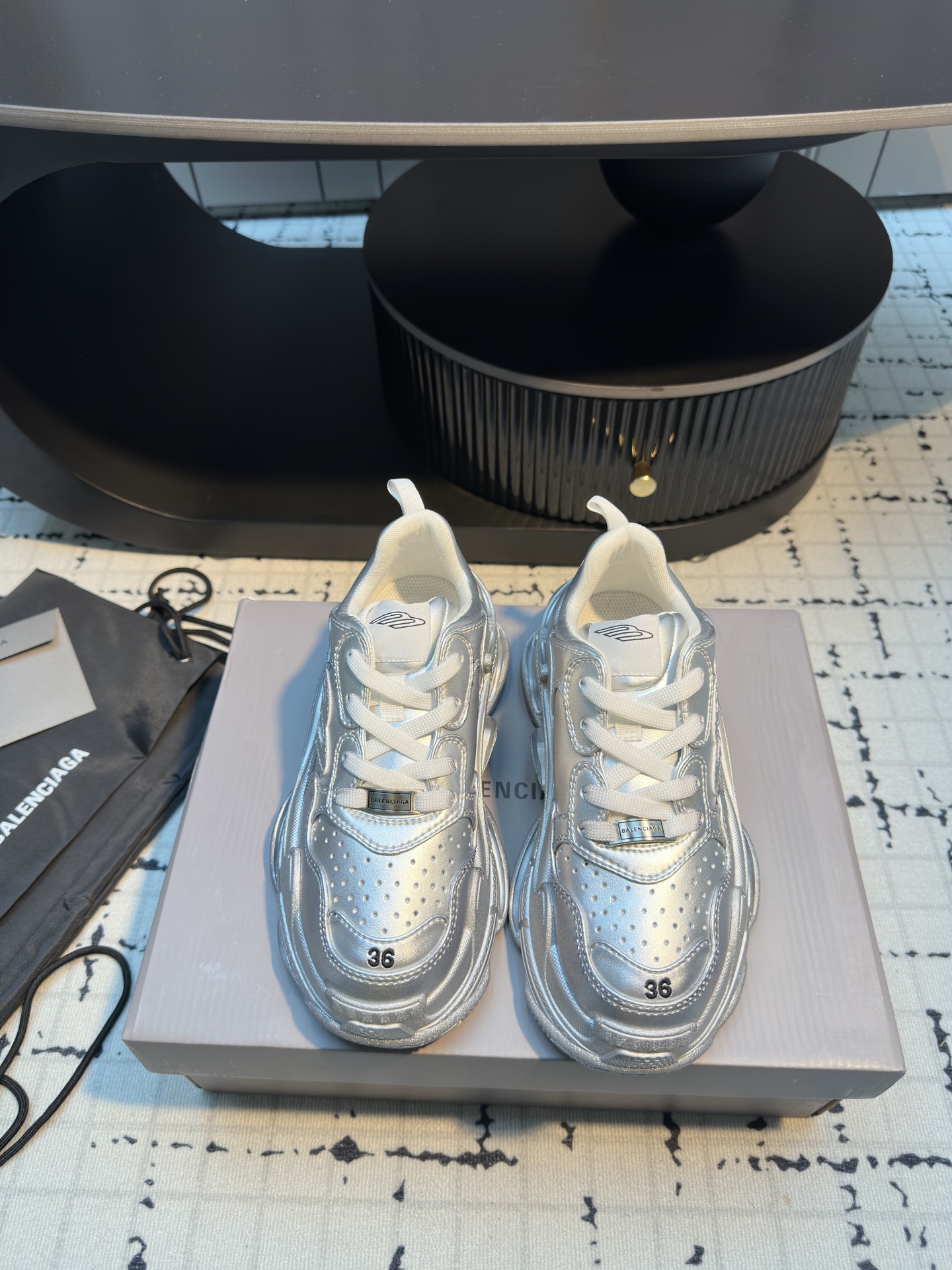 NO:241656,Balenciag*Balenciag*25ss Early Spring Latest Popular Celebrity Showcases The same model, Sneaker Sports Dad Shoes Series... Original purchase and development, one to one, new style has a strong functional style, the sole scale is very deep, the mountain and snow is all-inclusive, the upper multi-layer breathable mesh   genuine leather, drawstring full coverage... Fabric original custom imported top layer cowhide Inner original custom breathable mesh, foot pad original injection molding, large sole original mold opening ultralight MD combination rubber sole size 35/40 (40 custom made without return or replacement), casual shoes/sports shoes, balenciaga, balenciaga, sneakers, cowhide19860909Balenciag*巴黎世家25ss早春最新爆款明星走秀同款,Sneaker运动老爹鞋系列…… 原版购入开发,一比一做货,新款浓浓的机能风,鞋底刻度非常深,登山雪地通吃 鞋面多层透气网面 真皮 抽绳全覆盖…… 面料原版定制进口头层牛皮 内里原版定制透气网 垫脚原版注塑成型 大底原版开模超轻MD组合橡胶底 码数35/40（40定做不退不换）,休闲鞋/运动鞋,balenciaga,balenciaga,sneakers,cowhide,Women's Shoes