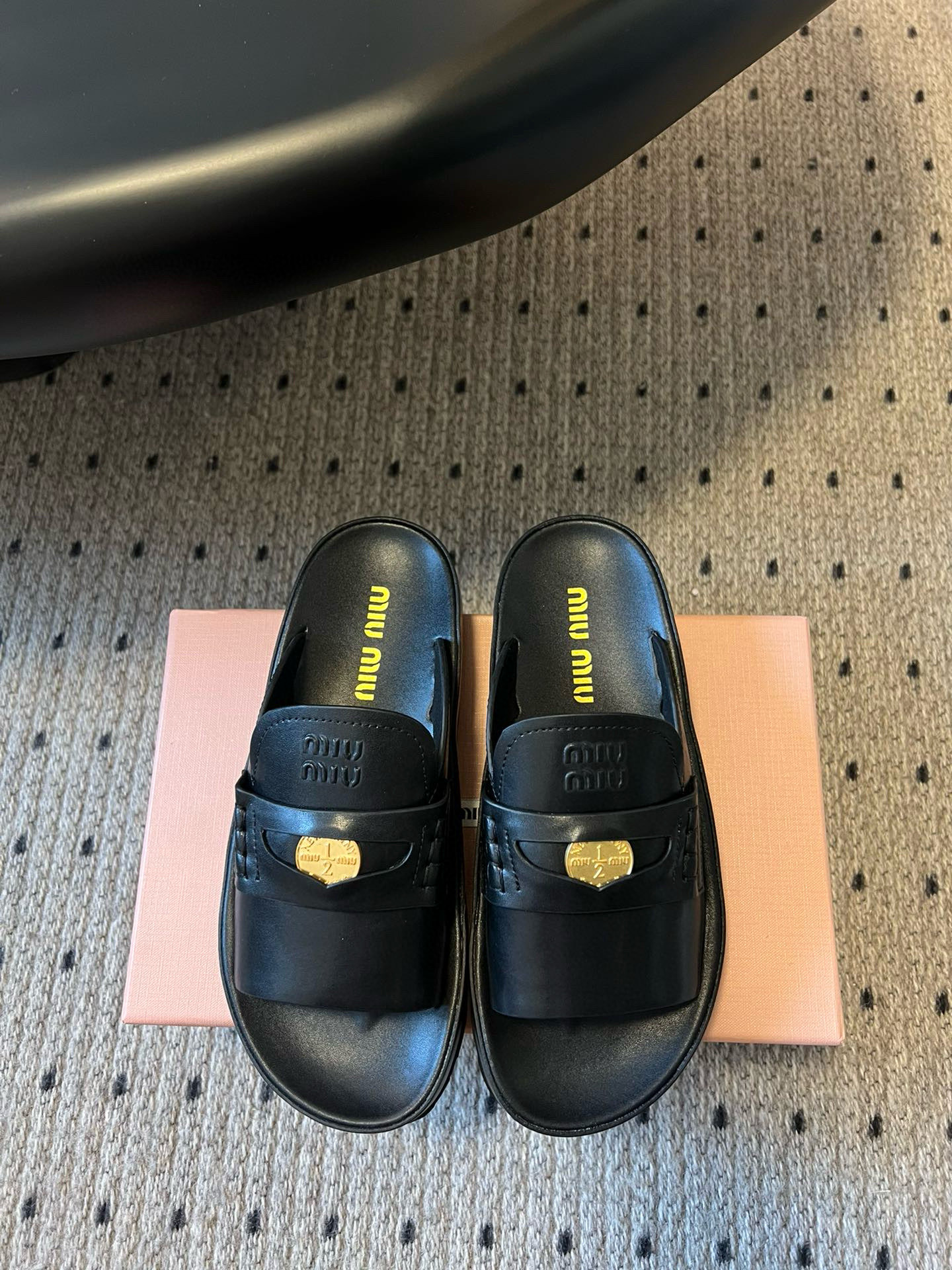 NO:244293,Miu Mi* 25ss Spring and summer new style Gold Coin Beach Slippers Nowadays Miu is more fragrant, but Miu's home is more delicate, rubber sole is more practical, three-dimensional effect. Metal letter micro marks are rich in contrasting color effect, sheepskin milk is super soft and glutinous, Velcro design is easy to put on and take off, can be adjusted according to the foot shape, thick sole waterproof and height-enhancing machine Customized upper/foot pad imported lambskin soft and skin-friendly, outsole exclusive mold opening and non-slip sole Size 35/40 (40 custom made without return or replacement), slippers, miumiu, slippers, sheepskin19860909Miu Mi* 25ss 春夏新款 金币沙滩拖鞋 现在的miu怎么也香里香气的了,但是miu家的更秀气,橡胶大底更实用,三维立体效果 金属字母微标富有撞色效果,羊皮奶呼呼超级软糯,魔术贴设计方便穿脱,可根据脚型调节,厚底防水增高小心机 鞋面/垫脚定制进口小羊皮柔软亲肤 大底独家开模防滑大底 码数35/40（40定做不退不换）,拖鞋,miumiu,slippers,sheepskin,Women's Shoes