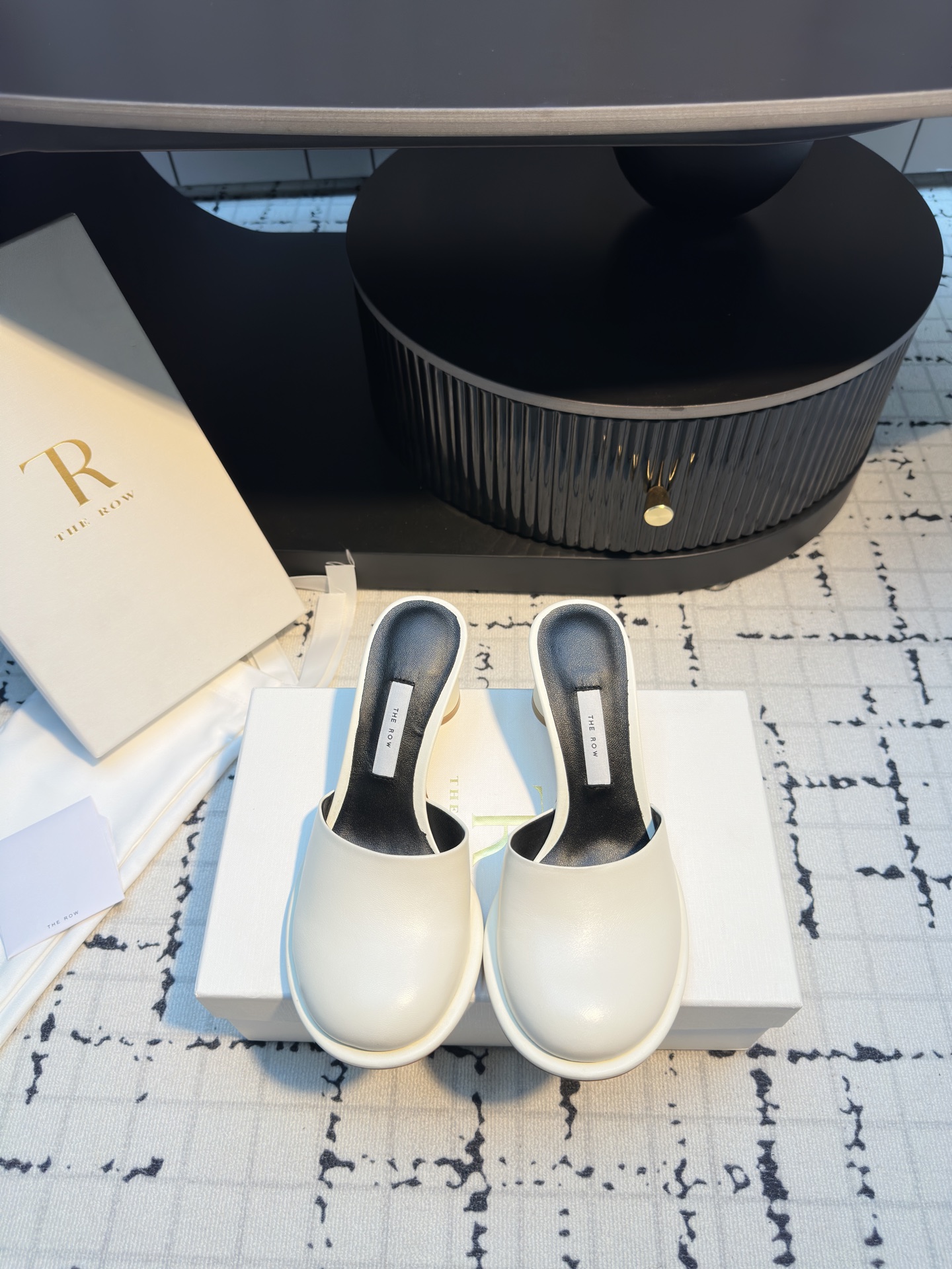 NO:244262,The row 25ss Spring and summer new simple round heel slippers!  Therow's usual minimalist style, clean and neat layout design, no decoration, only the design is the highlight, highlighting temperament and personality!  The upper is made of imported soft cowhide, soft, comfortable and soft!  Italian leather sole with high-end texture!  Size 35/41 (40.41 custom made without return or replacement), slippers, slippers, cowhide, Leather soles19860909The row 25ss 春夏新款简易圆跟拖鞋！ Therow一贯的极简风格 干净利落的版面设计 没有任何装饰 仅以设计为亮点 凸显气质和彰显个性！ 鞋面采用进口绵软牛皮 柔软舒适柔软！ 意大利真皮大底 高档质感！ 码数35/41（40.41定做不退不换）,拖鞋,slippers,cowhide,Leather soles,Women's Shoes