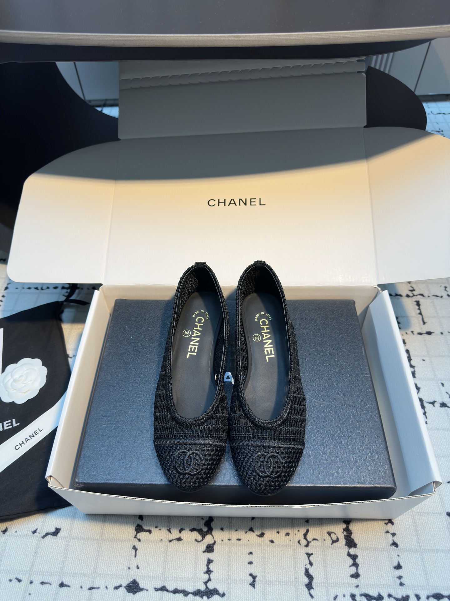 NO:244257,chane* Xiaoxiang C home 25p woven single shoes A pair of Rafia woven ballet shoes with closed eyes is out of stock when it is launched. The shoe shape is simple, classic and practical. Various styles can be used as the finishing touch. The moment you see the real thing, babies will know how excellent it is. A thousand-year-old classic style, a flat-soled single shoes that are popular every year. Celebrities can be photographed everywhere on the foot. Simple color matching, delicate small round toe, an absolute versatile tool. Original customization of fabrics. Floating sheepskin. Original craftsmanship. Italian leather sole. Size 35/40 (40 customization, no return or replacement), single shoes, chanel, chanel, espadrilles, sheepskin.19860909chane* 小香C家 25p 编织单鞋 一双闭眼入的拉菲草编芭蕾舞鞋 上市就断货 鞋型简单经典实穿 各种风格搭配都能起到点睛之笔 看到实物的那一刻 宝宝们就知道它有多优秀了 万年经典款,年年都火爆的平底小单鞋 明星网红上脚街拍随处可见,简约的拼色搭配,秀气的小圆头,绝对的百搭利器 面料原版定制编制 垫脚羊皮 大底原版工艺意大利真皮底 码数35/40（40定做不退不换）,单鞋,chanel,chanel,espadrilles,sheepskin,Women's Shoes