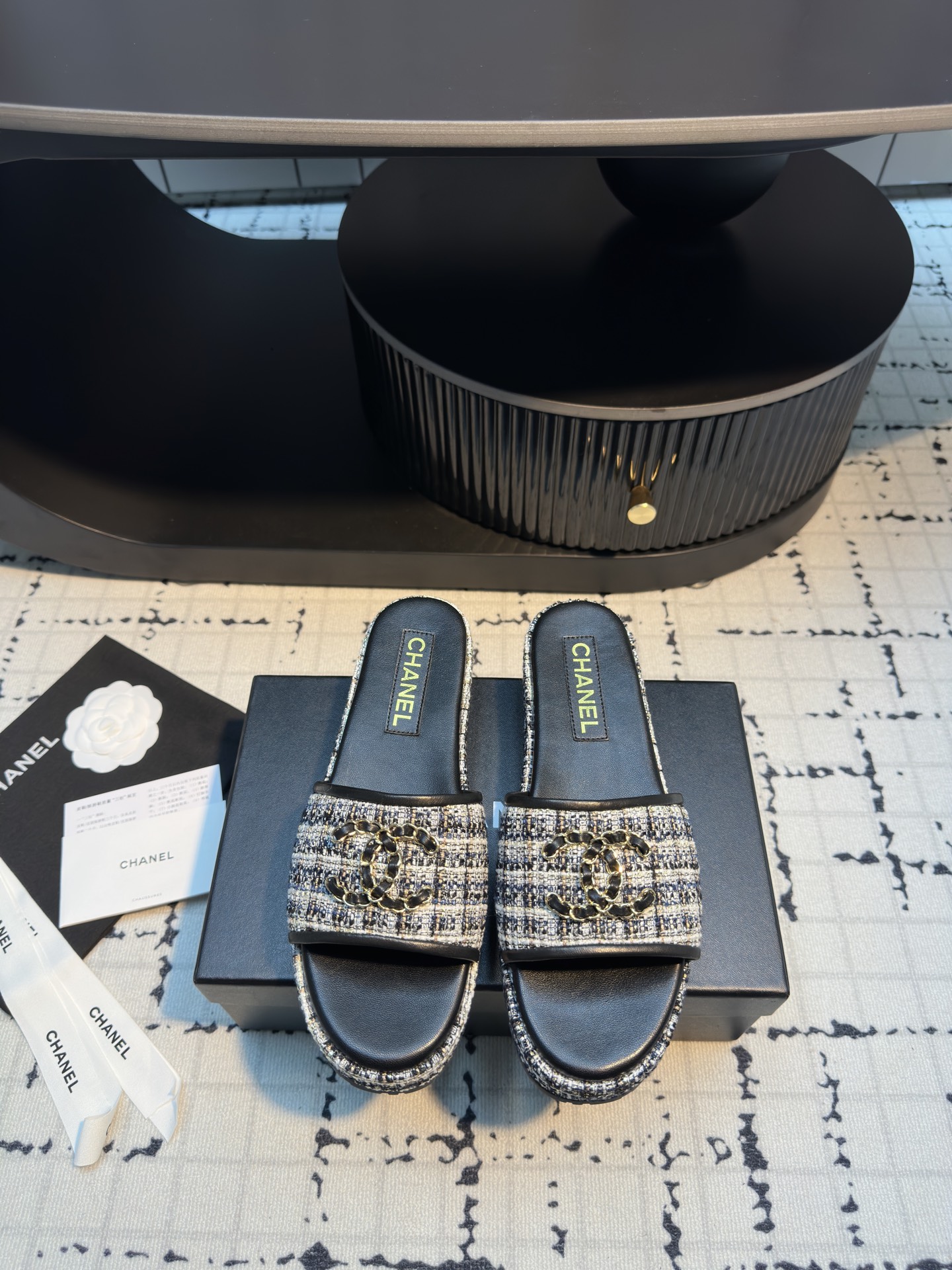 NO:244252,chane* Xiaoxiang C home 25p chessboard slippers The unique chessboard is woven with flower mud and gold silk!  Thick sole design not only lengthens the leg lines, allowing you to easily have supermodel proportions, but also brings a comfortable height-enhancing experience. Whether it is the simple combination, it shows gentleness and romance; or it is combined with casualness to create a casual street style, it can be perfectly adapted. Upper is woven with mud gold wire, inner foot pad sheepskin, sole original rubber outsole, size 35/41 (40.41 custom made without return or replacement), slippers, chanel, chanel, slippers, sheepskin19860909chane* 小香C家 25p 棋盘格拖鞋 标新立异的棋盘格,花泥金丝编织！ 厚底设计,不仅拉长腿部线条,让你轻松拥有超模比例,还带来舒适的增高体验.无论是搭配简约,尽显温柔浪漫；还是与休闲组合,打造随性街头风,它都能完美适配 鞋面花泥金丝编织 内里垫脚羊皮 鞋底原版橡胶大底 码数35/41（40.41定做不退不换）,拖鞋,chanel,chanel,slippers,sheepskin,Women's Shoes