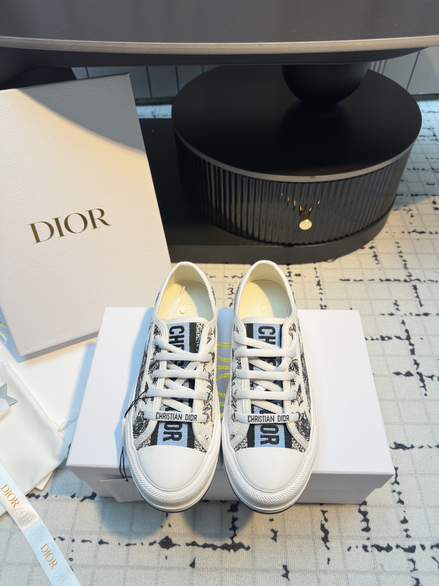 NO:244274,Top version Dior Walk'n series Presbyterian embroidery Thick-soled canvas shoes Casual sneakers Original purchase and development Made this Walk'n'Dior thick-soled sneakers are a fashionable item that enhances the style of the series. Oblique printed cotton embroidered upper, paired with comfortable thick sole, tongue and Christian Dior Paris logo laces. It can add fashionable temperament to all kinds of casual styles. Delivery counter exquisite packaging. Original custom imported Oblique printed embroidery. The inner imported soft sheepskin lining. The original sole original exclusive open mold TPU material. The bottom thickness is 4.5CM. The size is 35/41 (40.41 custom-made, no return or replacement), casual shoes/sports, dior, dior, sneakers, sheepskin19860909顶级版本 Dior迪奥Walk'n系列 老花 刺绣 厚底帆布鞋 休闲运动鞋 原版购入开发 做货 这款 Walk'n'Dior 厚底运动鞋是一款时尚单品,提升该系列的格调.Oblique 印花棉质刺绣鞋面,搭配舒适厚底、鞋舌和 Christian Dior Paris 标志鞋带.可为各式休闲造型增添时髦气质 配送专柜精美包装 面料原版定制进口Oblique印花刺绣 内里进口柔软羊皮里 大底原版独家开模TPU材质 底厚4.5CM 码数35/41（40.41定做不退不换）,休闲鞋/运动鞋,dior,dior,sneakers,sheepskin,Women's Shoes
