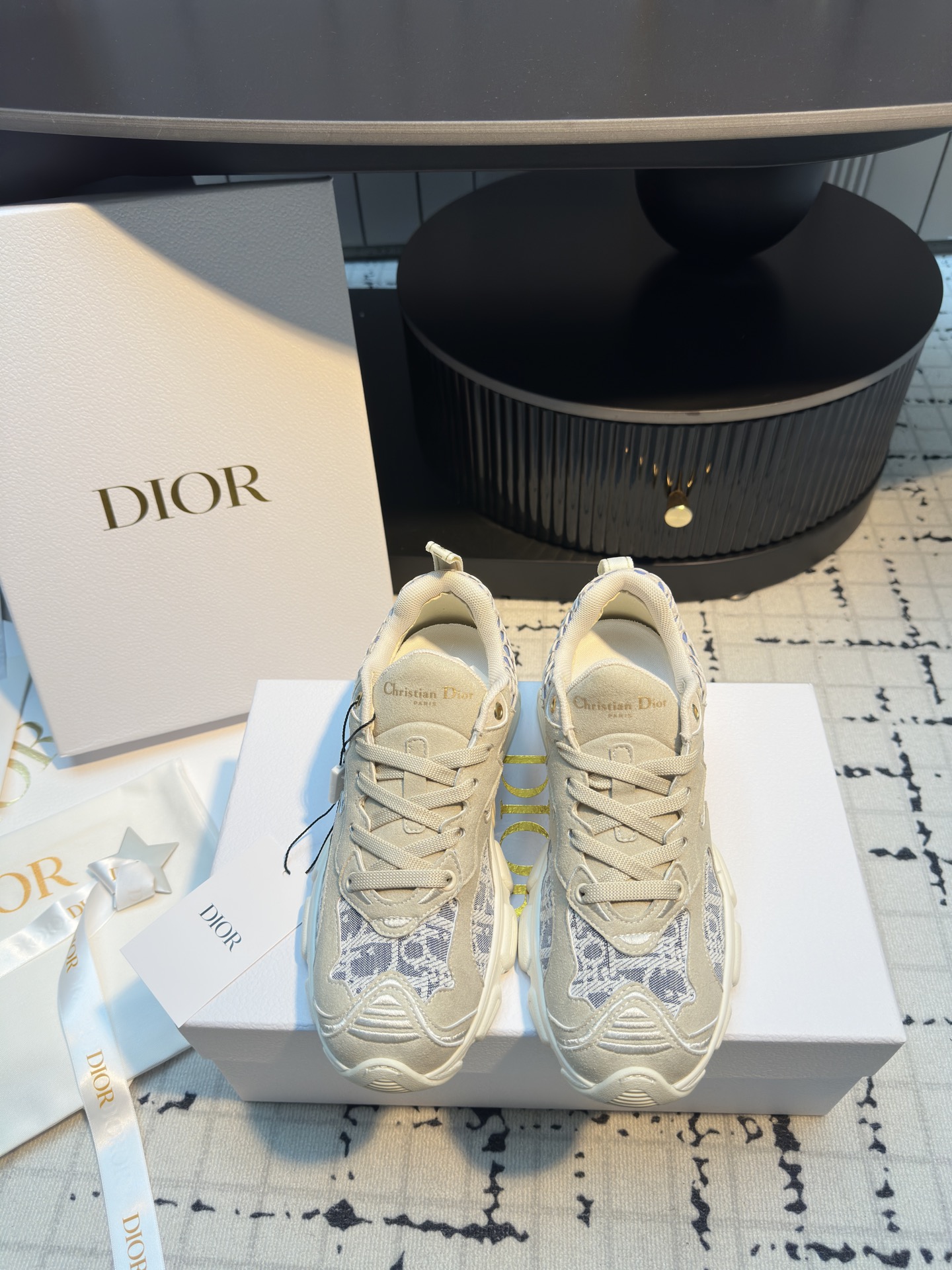 NO:244269,Dior 2025 spring and summer show new Vibe iconic fashionable modern sports dad shoes CD letter logo Oblique printed pattern lace-up color-blocking thick-soled running shoes Material: The upper adopts special craftsmanship with mesh fabric splicing metal cowhide   environmentally friendly breathable fabric inner lining   original mold opening Tpu combination sole 4CM sole thickness 35/41 (40.41 custom made without return or replacement), dad shoes, dior, dior, cowhide19860909Dior 迪奥2025春夏走秀新款 Vibe标志性时尚摩登运动老爹鞋 CD字母logo Oblique印花图案系带拼色厚底跑鞋 材质:鞋面采用特殊工艺搭配网眼织物拼接金属牛皮 环保透气织物内里 原版开模Tpu组合大底 底厚4CM 码数35/41（40.41定做不退不换）,老爹鞋,dior,dior,cowhide,Women's Shoes