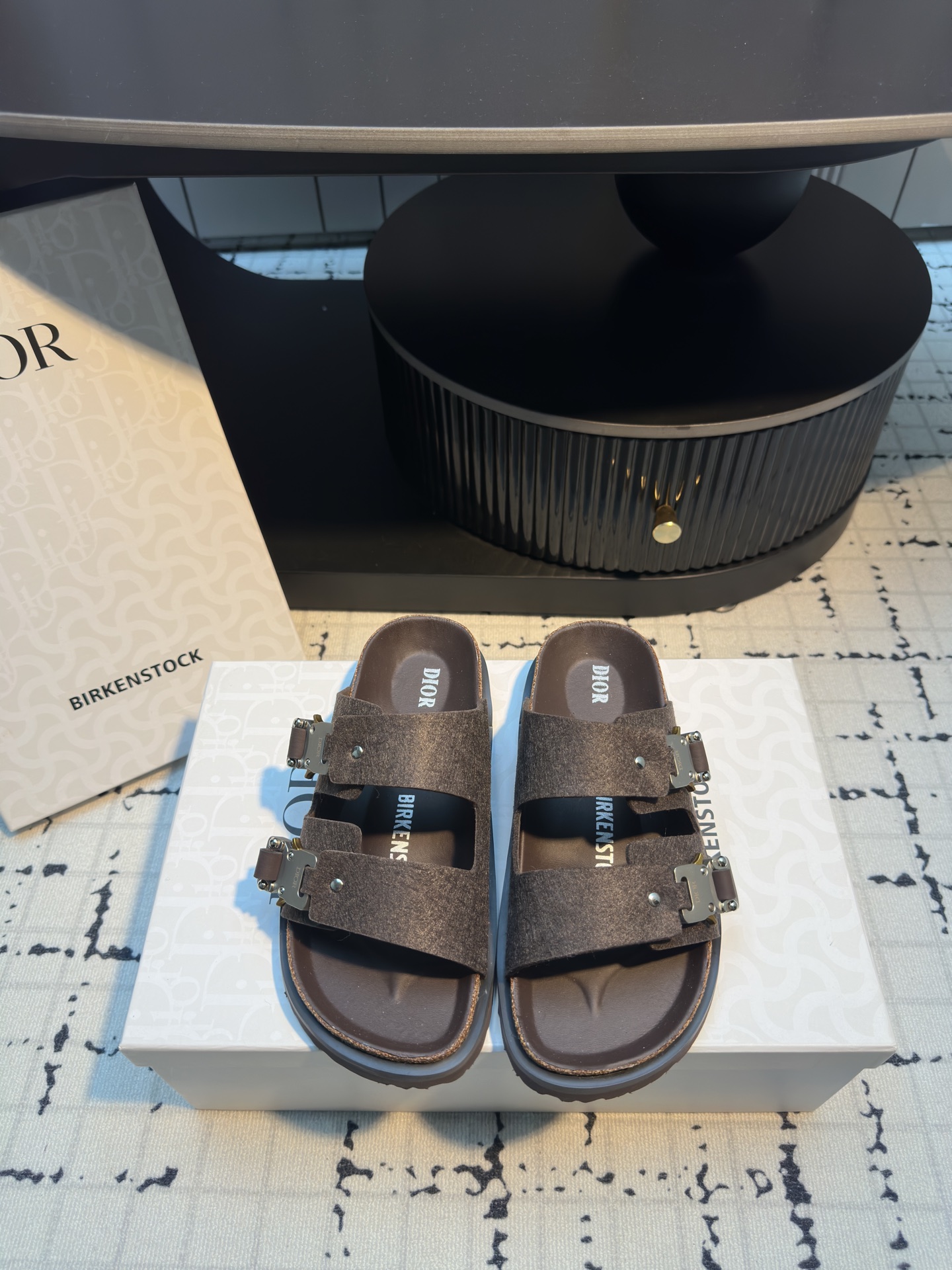 NO:244249,The Birkenstock x Dior couple’s global limited edition co-branded model, the joint list reinterprets the two iconic Birkenstock items, TOKIO mules and MILANO sandals, blend practical functions and elegant styles, paying tribute to Mr. Dior’s enthusiasm for gardening!  I was tempted as soon as these two brands were jointly launched!  I have been looking for a purchasing agent for a long time before I got the goods. It’s really hard to find a shoe. It’s really super beautiful. Sisters, please help me!  Women's 35/40 (40 custom made no return or exchange) Men's 39/45 (45 custom made no return or exchange), Slippers, birdstock, dior, dior, sandals, slippers19860909Birkenstock x Dior情侣款全球限量联名款,联名单品重新诠释 TOKIO 穆勒鞋和 MILANO 凉鞋这两款勃肯标志性单品,将实用功能与优雅风范相互融合,向迪奥先生对园艺的热情致敬！ 这两个品牌刚出联名我就心动了！ 代购找很久才买到货,真的一鞋难求,真的超级好看,姐妹们给我冲！ 女款35/40（40定做不退不换） 男款39/45（45定做不退不换）,拖鞋,birkenstock,dior,dior,sandals,slippers,Women's Shoes