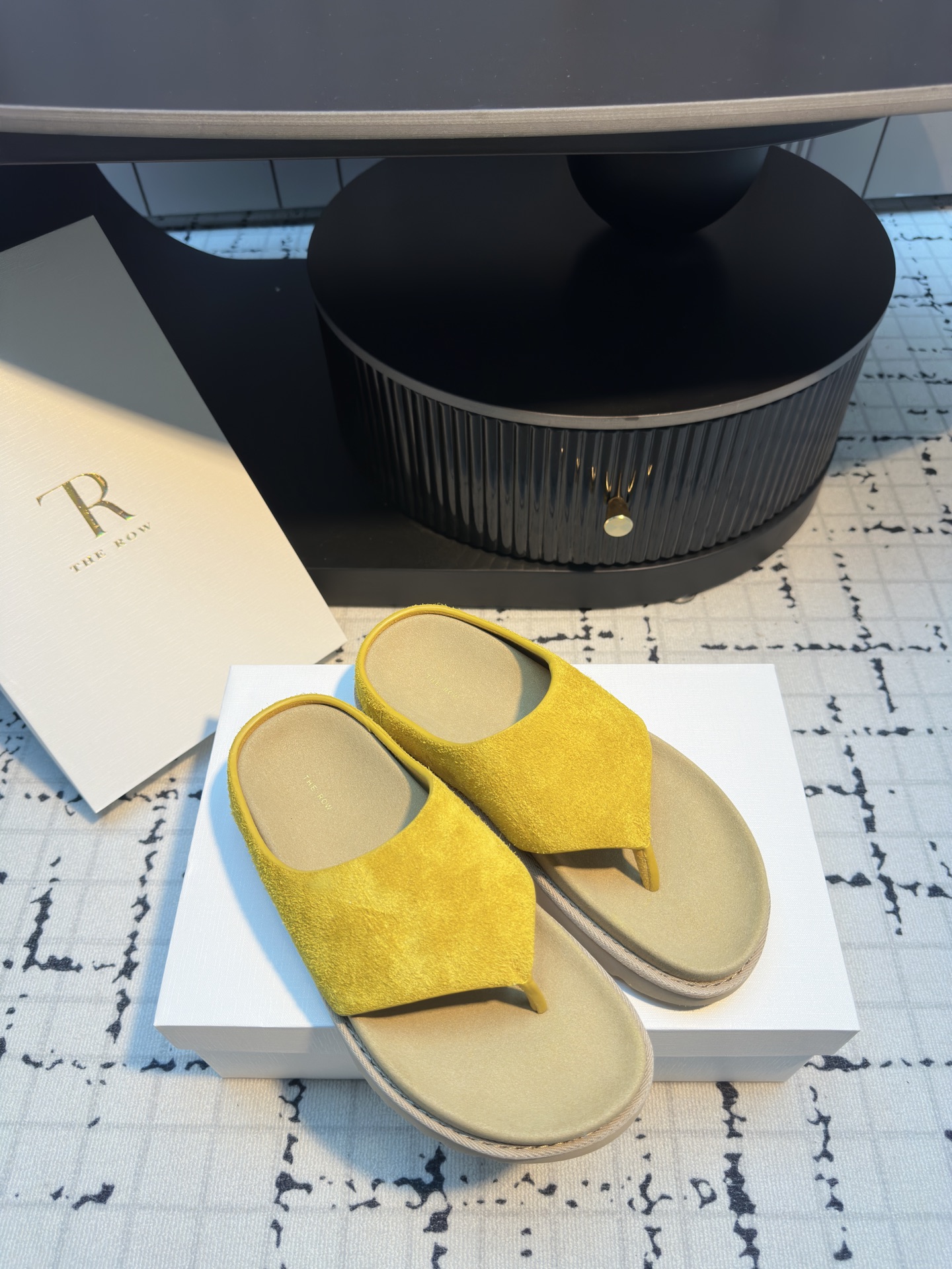 NO:244247,||One-foot-stick flip-flops The Row Hugo flip-flops~Excellent comfort~Softness~Wearing with great foot~A strong styling feel~Spaceful and versatile~Daily travel~Outdoor home vacation~Wear whatever you like in a different occasion...Size 35/40 (40 custom made without return or exchange), split-toe shoes, slippers19860909||一脚蹬人字拖拖鞋 The Row Hugo人字拖～舒适度极好～软绵绵的～上脚巨好穿～浓浓的踩感～随性又非常百搭～日常出行～室外居家度假～不桃场合喜欢怎么穿就怎么穿…… 码数35/40（40定做不退不换）,分趾鞋,slippers,Women's Shoes