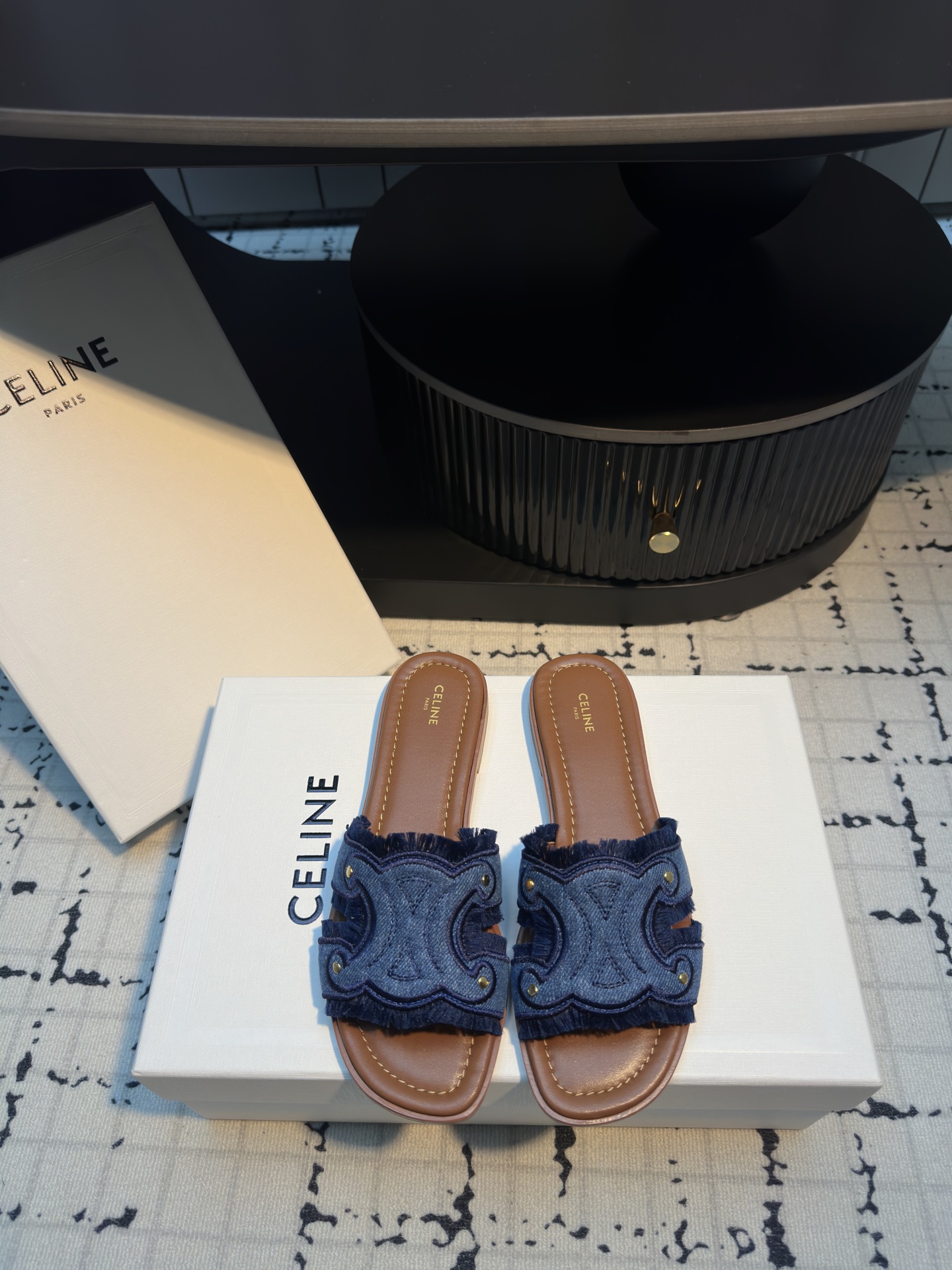 NO:244235,Purchase level CELIN* Serin Arc de Triomphe old flat slippers Simple and comfortable, clean and neat, the old denim is really beautiful Whether worn alone or with wide-leg pants, high street and retro, let's make CELINE girls. The upper original denim inner lining original inner lining 11 size 35/41 (40.41 custom made without return or replacement), slippers, celine, slippers19860909代购级别 CELIN* 塞林凯旋门做旧平底拖鞋 简单舒服,干净利落,做旧牛仔真的太美啦 无论是单穿还是搭配阔腿裤,高街又复古一起来做CELINE女孩 鞋面原版牛仔 内里原版内里 大底原版11 码数35/41（40.41定做不退不换）,拖鞋,celine,slippers,Women's Shoes