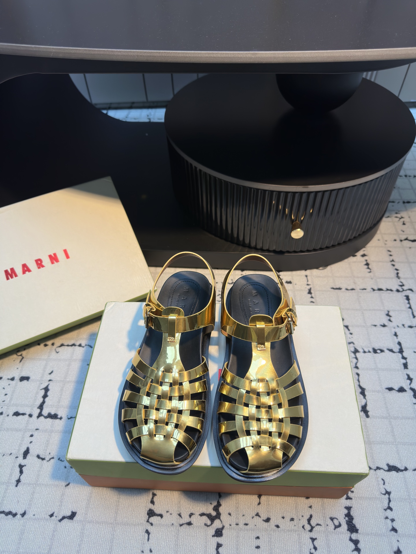 NO:244223,Marni 2025ss summer new woven Roman sandals. My childhood dream sandals. Marni’s not only knows color matching. This pair of Roman sandals is ugly and cute. White is super easy to match in summer and it is very comfortable to wear. Pure cowhide is not delicate. The size is the right size. The comfort of the foot is full. The size is 35/40 (40 custom made without return or replacement), sandals, marni, sandals, cowhide19860909Marni 2025ss夏季新款编织罗马凉鞋 小时候的梦中凉鞋 marni的不只会色彩搭配 这双罗马涼鞋丑萌可爱 白色夏天超好搭上脚很舒服 纯牛皮不娇气 码数正 上脚舒适度拉满 码数35/40（40定做不退不换）,凉鞋,marni,sandals,cowhide,Women's Shoes