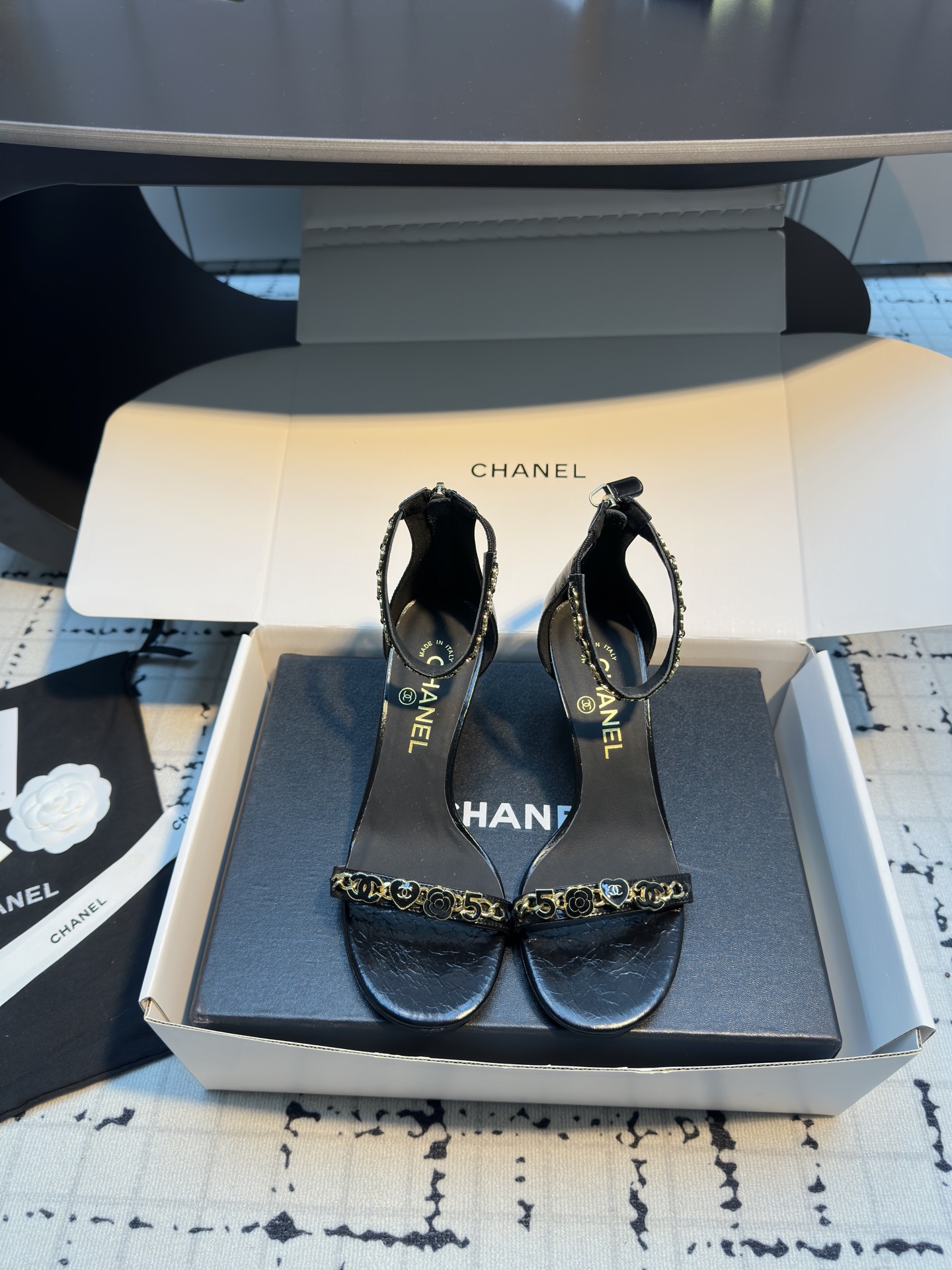 NO:262195,CHANE*｜Xiaoxiang 25C summer new double C hardware chain high heel sandals. This series from Xiangjia is really beautiful. It really expresses the elegant and intellectual temperament of a woman to the fullest!  Feet comfortable!  Super fairy and versatile!  It is equipped with a small skirt, a sun hat and sunglasses. It is a very famous style and a must-have for summer travel!  The fabric is made of original custom material, the inner foot pads are all sheepskin, imported cowhide, heel height 7.5cm, size 35/40 (40 custom made, no return or replacement), sandals, chanel, chanel, sandals, skirts, cowhide, sheepskin, hats19860909CHANE*｜小香25C夏季新品双C五金链条高跟凉鞋 香家的这款系列真的太美了 真的把女人的优雅知性气质表现的淋漓尽致！ 脚感舒适！上脚超级仙美又百搭！ 配一条小裙子带一个遮阳帽还有墨镜 非常的名媛风,夏天旅游必备款！ 面料采用原版定制材质 内里垫脚均为羊皮 意大利进口牛皮大底 跟高7.5cm 码数35/40（40定做不退不换）,凉鞋,chanel,chanel,sandals,skirts,cowhide,sheepskin,hats,Women's Shoes