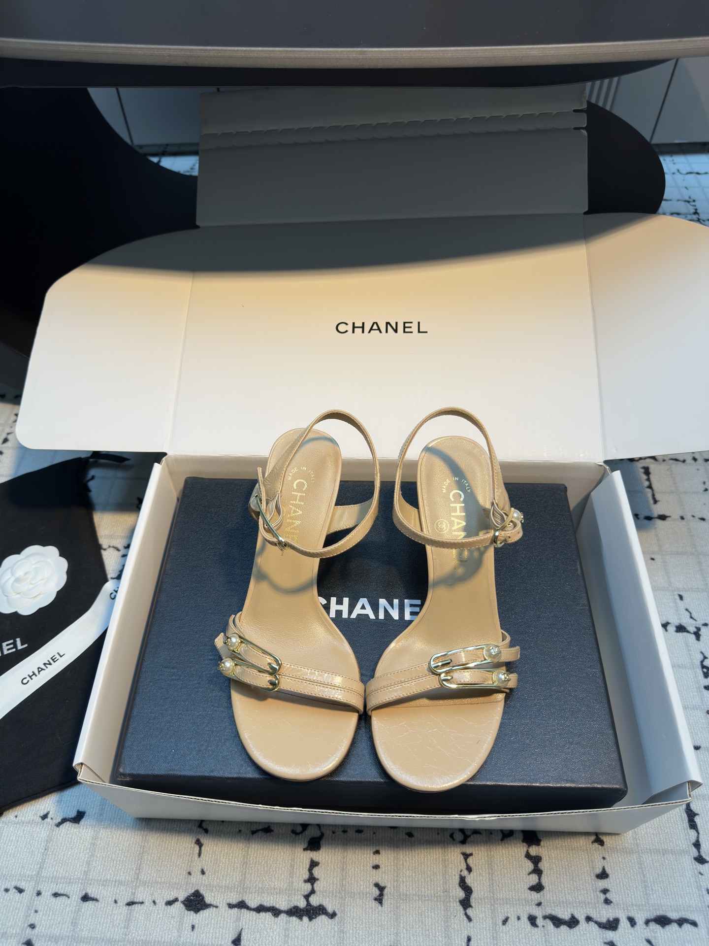 NO:262198,CHANE*｜Xiaoxiang 25C summer new product pearl double C button high heel sandals. This series from Xiangjia is really beautiful and truly expresses the elegant and intellectual temperament of a woman to the fullest!  Feet comfortable!  Super fairy and versatile!  It is equipped with a small skirt, a sun hat and sunglasses. It is a very famous style and a must-have for summer travel!  The fabric is made of original custom material, the inner foot pads are all sheepskin, imported cowhide, heel height 7.5cm, size 35/40 (40 custom made, no return or replacement), sandals, chanel, chanel, sandals, skirts, cowhide, sheepskin, hats19860909CHANE*｜小香25C夏季新品珍珠双C扣高跟凉鞋 香家的这款系列真的太美了 真的把女人的优雅知性气质表现的淋漓尽致！ 脚感舒适！上脚超级仙美又百搭！ 配一条小裙子带一个遮阳帽还有墨镜 非常的名媛风,夏天旅游必备款！ 面料采用原版定制材质 内里垫脚均为羊皮 意大利进口牛皮大底 跟高7.5cm 码数35/40（40定做不退不换）,凉鞋,chanel,chanel,sandals,skirts,cowhide,sheepskin,hats,Women's Shoes