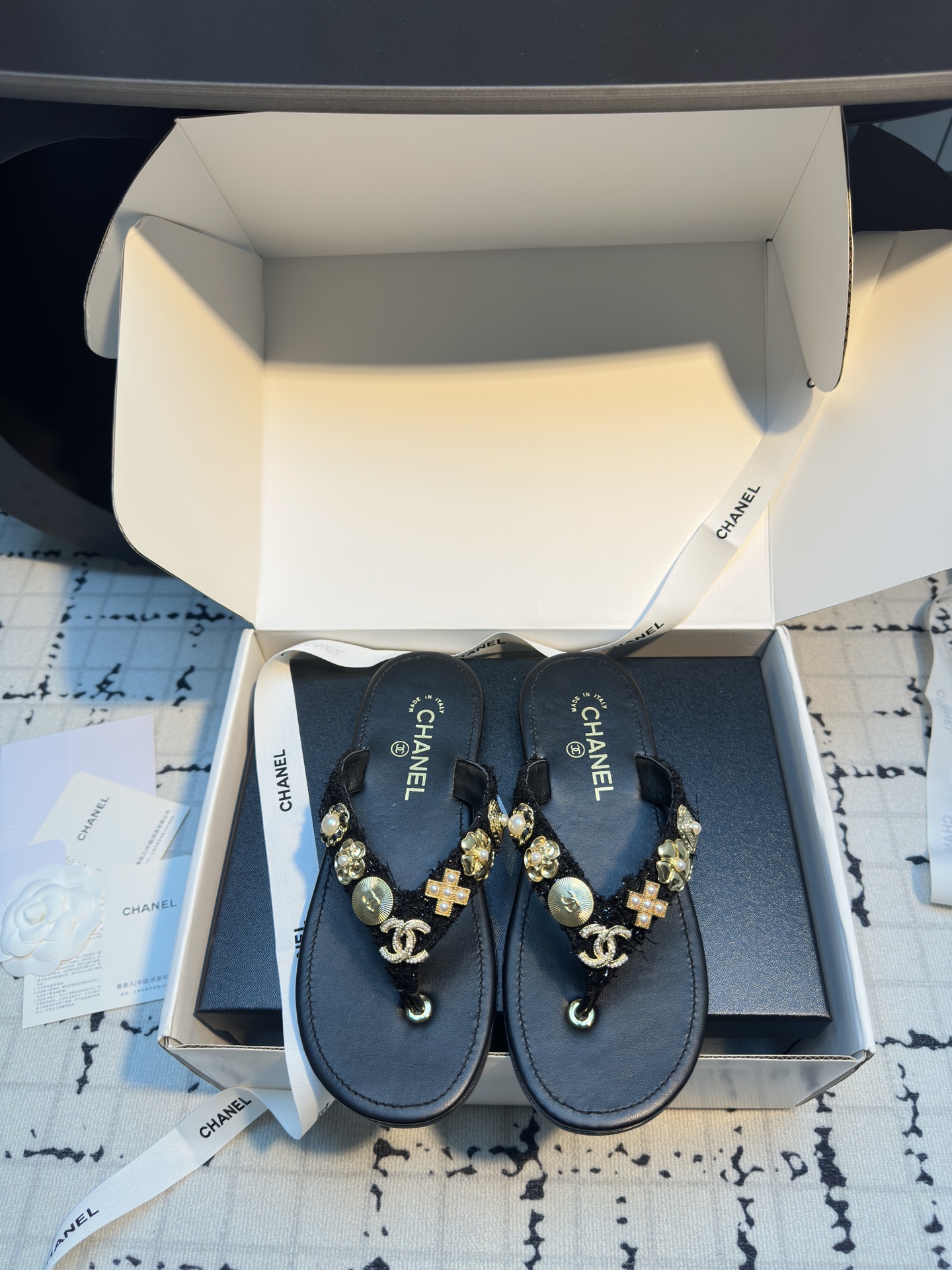 NO:262192,Chane* badge floral buckle sheepskin twill tweed toe sandals This badge flip flops, on top of the classic structure, is embellished with a variety of badge fasteners. The gorgeous texture upper is made of lambskin and tweed, which is gentle and restrained. The inner and footrests are all made of lambskin, and the texture is completely consistent. The sole is made of cowhide   rubber material, and is decorated with the brand's iconic large LOGO. The details are perfectly restored, the purchasing-grade packaging is matched, and the details are randomly compared. Fabric lambskin / tweed sole cowhide sole high flat sole size 35/40 (40 custom made without return or replacement), split-toe shoes, chanel, slippers, cowhide, sheepskin19860909Chane*徽章花扣羊皮斜纹软呢夹趾凉拖鞋 这款徽章人字拖,经典结构之上,点缀多款徽章扣件,极具华丽质感鞋面采用小羊皮和斜纹软呢两种材质,温柔内敛.内里和垫脚则全部采用小羊皮,质感光泽都完全对版.鞋底为牛皮 橡胶材质,饰有品牌标志性大LOGO.细节完美还原,代购级包装配套,随意对比细节 面料小羊皮 / 斜纹软呢 鞋底牛皮大底 跟高平底 码数35/40（40定做不退不换）,分趾鞋,chanel,slippers,cowhide,sheepskin,Women's Shoes