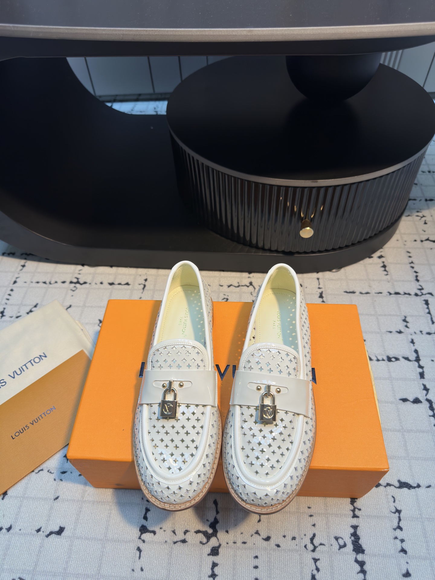 NO:264508,LV Louis Vuitton 25ss Spring and Summer Punching Loafers. Market high-end product quality Latest original buckle, official website original disassembled original customized patent leather Use imported sheepskin as inner lining, foot pad combined with perfect shoe last. Make your feet comfortable and generous, a rare travel artifact. Fabric: imported patent leather inner lining sheepskin foot pad sheepskin outsole Italian genuine leather outsole Size 35/40 (40 custom made without return or replacement), loafers, louis vuitton, louis vuitton, louis vuitton, louis vuitton, loafers, sheepskin, Leather soles19860909LV路易威登Louis Vuitton 25ss 春夏 冲孔乐福鞋. 市场高端产品质量 最新原版饰扣,官网原版拆解原版订制漆皮 采用进口羊皮作内裡、垫脚结合完美鞋楦.让您上脚舒适不失落落大方,一款不可多得的出行神器. 面料:进口漆皮 内裡羊皮 垫脚羊皮 大底意大利真皮大底 码数35/40（40定做不退不换）,乐福鞋,louis vuitton,louis vuitton,louis vuitton,loafers,sheepskin,Leather soles,Women's Shoes