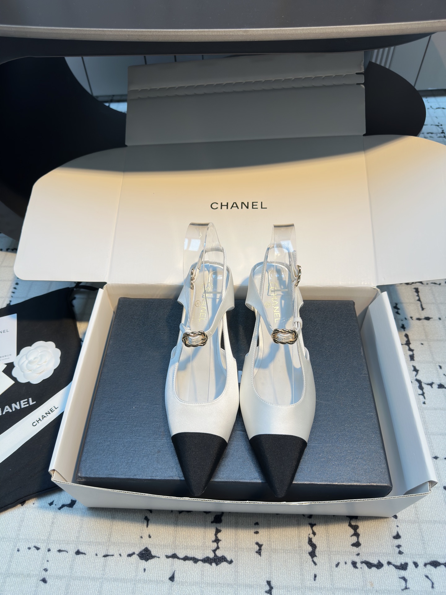 NO:263128,CHANE*｜Xiaoxiang 25C new spring and summer products, showcase pointed toe color-blocked wedge sandals, beautiful wedge classic series sandals~ It makes your feet thinner and longer legs than flat socks, super textured, and it is also very high-end to wear with socks. It is easy to stay in various occasions~ a must-have for spring and summer!  !  The upper is made of original custom material, the inner foot pads are all sheepskin imported from Italy, the size is 35/40 (40 custom made without return or replacement), sandals, chanel, sandals, sheepskin, Leather soles, socks19860909CHANE*｜小香25C春夏新品 走秀尖头拼色坡跟凉鞋 绝美的坡跟经典系列凉拖～ 比平底更显脚瘦显腿长 超有质感 搭配袜子穿也很高级 各种场合轻松hod住～春夏必备！！ 鞋面采用原版定制材质 内里垫脚均为羊皮 意大利进口真皮大底 码数35/40（40定做不退不换）,凉鞋,chanel,sandals,sheepskin,Leather soles,socks,Women's Shoes