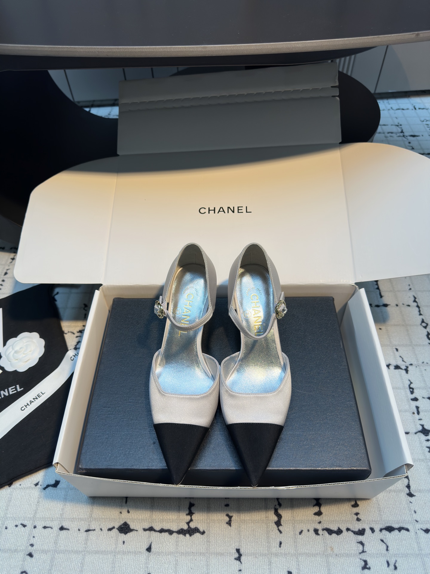 NO:263130,CHANE*25s Little Chanel Early Spring Hot Products Braided Mary Jane Baotou Single Shoes Sandals are definitely your own style!  !  It's much more comfortable than the classic Slingback!  Every color makes your feet look white, which makes you look white! It's so cute! It's a hot little fragrance again~ Material original silk, inner lining original sheepskin, outsole genuine leather sole size 35/40 (40 custom made without return or replacement), sandals, chanel, chanel, sandals, mary jane, sheepskin, real silk19860909CHANE*25s小香奈儿早春爆品编织玛丽珍包头单鞋凉鞋 妥妥的自留款！！比经典款Slingback舒服太多啦！每个颜色上脚都很显白 的显白利器!好嗲啊!又是火爆的小香~ 材质原版真丝 内里原版内里羊皮 大底真皮鞋底 码数35/40（40定做不退不换）,凉鞋,chanel,chanel,sandals,mary jane,sheepskin,real silk,Women's Shoes