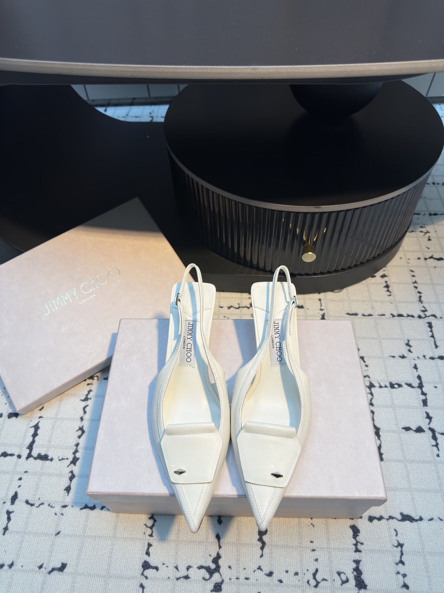 NO:263126,Jimmy Choo｜Jimmy Week 25WF New Early Spring Product High-heeled Rear Sandals Our JC is as high-quality as ever, low-key and gorgeous, sexy and not ostentatious, this one is talking about. It looks so good on the feet. The shoe shape is a delicate style that everyone loves. It looks very slim. The entire curve of the side perfectly shows the curve of the foot. There are also spherical water droplets on the upper, which is simply irresistible. The fabric is made of original custom material. The inner foot pads are all lambskin. Italian imported leather soles. Heel height is 6cm. Size 35/41 (40.41 custom made without return or replacement). Sandals, jimmy choo, jimmy choo, sandals, sheepskin, Leather soles19860909Jimmy Choo｜吉米周25WF早春新品 高跟后空凉鞋 我们家JC一如既往品质优越 低调不失华丽 性感又不显张扬说的就是这款 上脚太好看了 鞋型是大家都爱的秀气款 非常非常显瘦 侧面整个弧度将脚部曲线完美展现  还有鞋面的球状水滴 简直让人欲罢不能 面料采用原版定制材质 内里垫脚均为小羊皮 意大利进口真皮大底 跟高6cm 码数35/41（40.41定做不退不换）,凉鞋,jimmy choo,jimmy choo,sandals,sheepskin,Leather soles,Women's Shoes