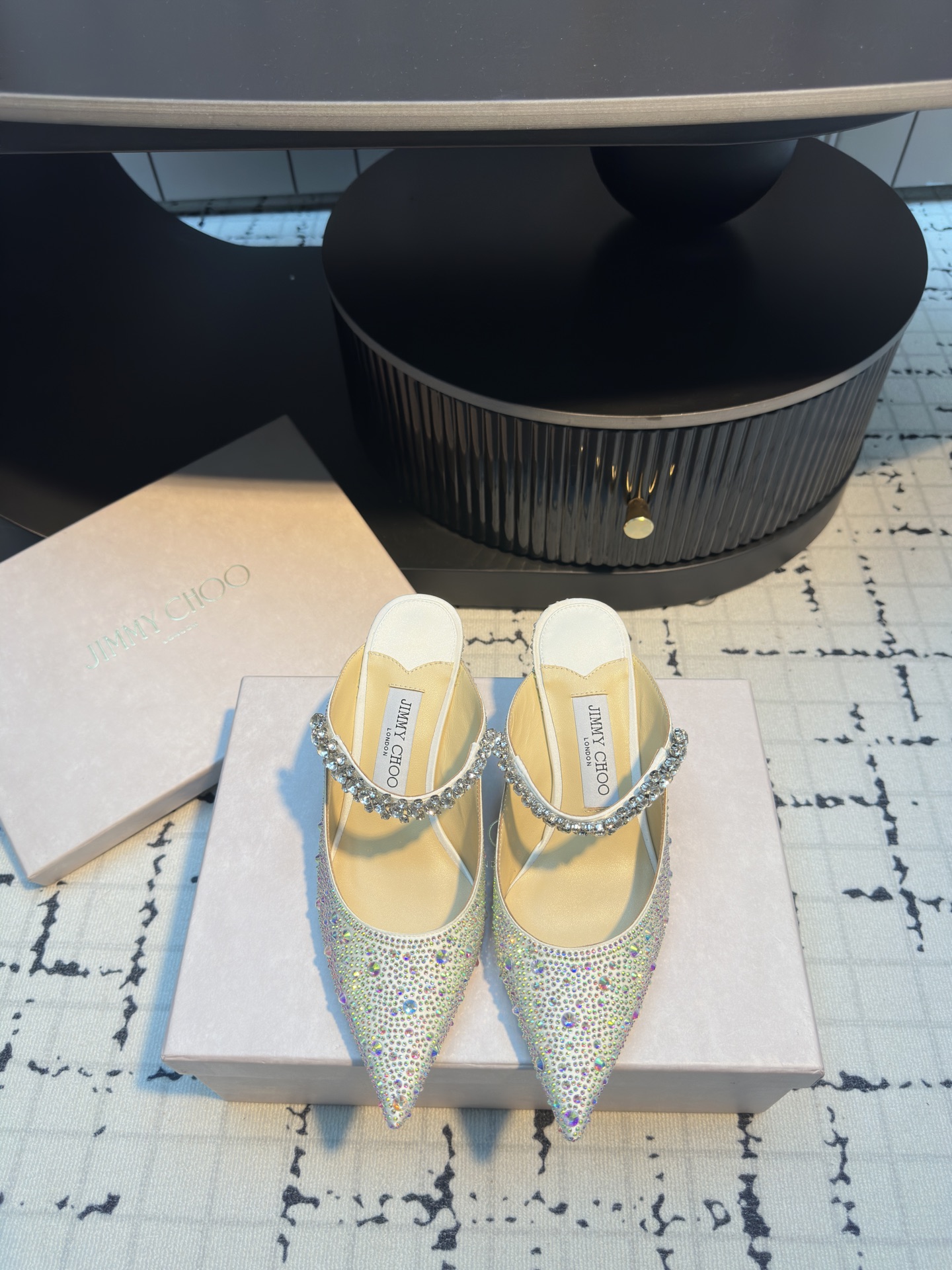 NO:263124,Jimmy Choo/Jimmy Zhou classic diamond chain, pointed high-heeled slippers and crystal shoes, super crystal shoes, beautiful so that they can't take their eyes off. The shoe shape is very delicate and not too narrow and long. The interior space is very sufficient to allow the toes to relax enough. The rhinestones outline the charming curve on the instep. It is simply beautiful. It surrounds the fairy spirit with 360 degrees, gorgeous and not exaggerated!  !  The fabric is made of original custom material. The inside tiptoe is imported sheepskin. Customized A-grade Italian leather bottom. Heel height is 6.5cm. Number of 35/41 (40.41 custom made without return or replacement), semi-torque, jimmy choo, jimmy choo, slippers, sheepskin19860909Jimmy Choo/吉米周经典钻石链条 尖头高跟拖鞋水晶鞋 超绝的水晶鞋 美到移不开视线 鞋型做的非常秀气 不会过分窄长 内部空间很足 让脚趾能足够的放松 水钻在脚背勾勒迷人的弧度 简直美爆了 360度环绕仙气感 华丽又不浮夸！！ 面料采用原版定制材质 内里踮脚均为进口羊皮 定制A级意大利真皮底  跟高6.5cm 码数35/41（40.41定做不退不换）,半拖,jimmy choo,jimmy choo,slippers,sheepskin,Women's Shoes