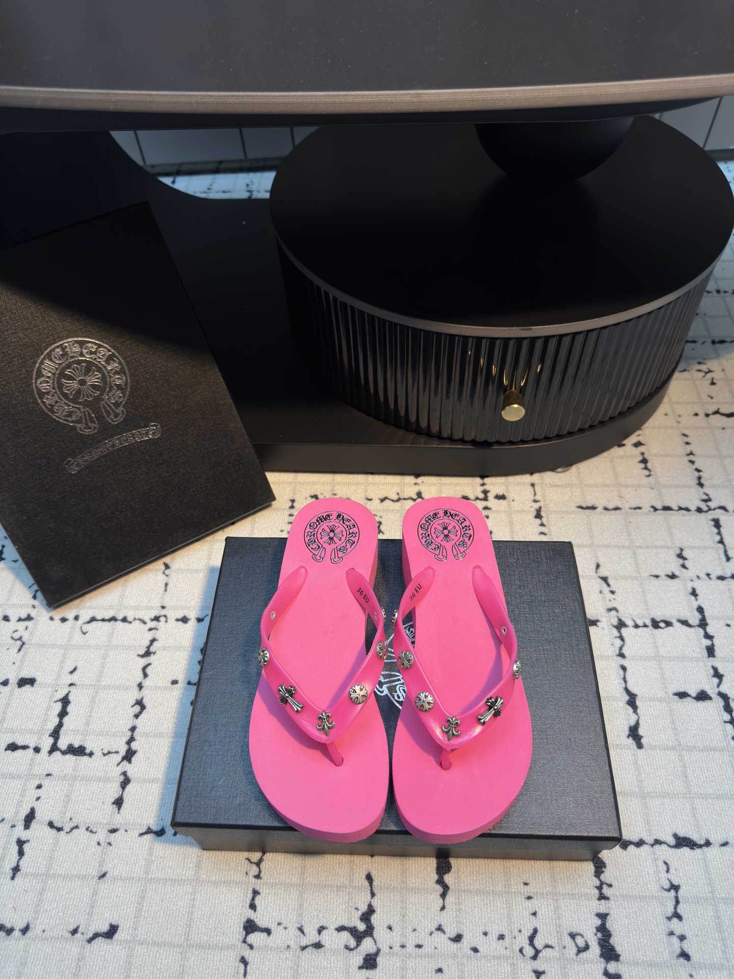 NO:263135,ChromeHearts 25ss The most popular flip flops this summer. In addition to being high-end, elegant and upscale, it is more suitable for lazy people. You can wear it with just one foot, without starting, it is convenient and fast!  35/40 (40 custom-made, no return or exchange) (hot products, pure running volume, no bargaining), split-toe shoes, chrome hearts, chrome hearts, slippers19860909ChromeHearts 克罗心 25ss 今夏最流行的人字拖鞋 高端大气上档次外,更适合懒人族们,一脚蹬就穿好了,都不用动下手,方便快捷！ 码数35/40（40定做不退不换）（爆款纯跑量不议价）,分趾鞋,chrome hearts,chrome hearts,slippers,Women's Shoes